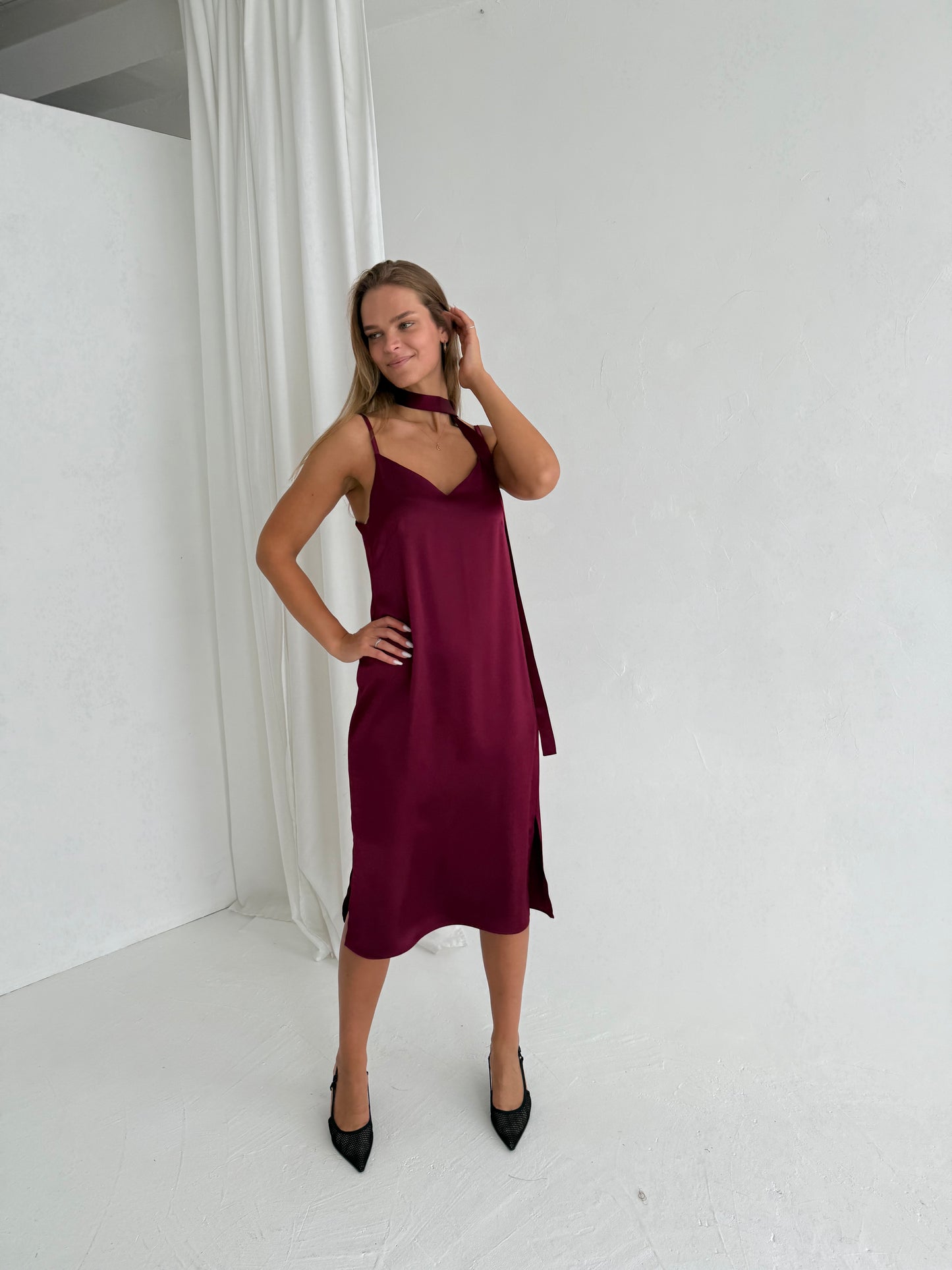 Storesnė SLIP suknelė ant petnešėlių. Bordo