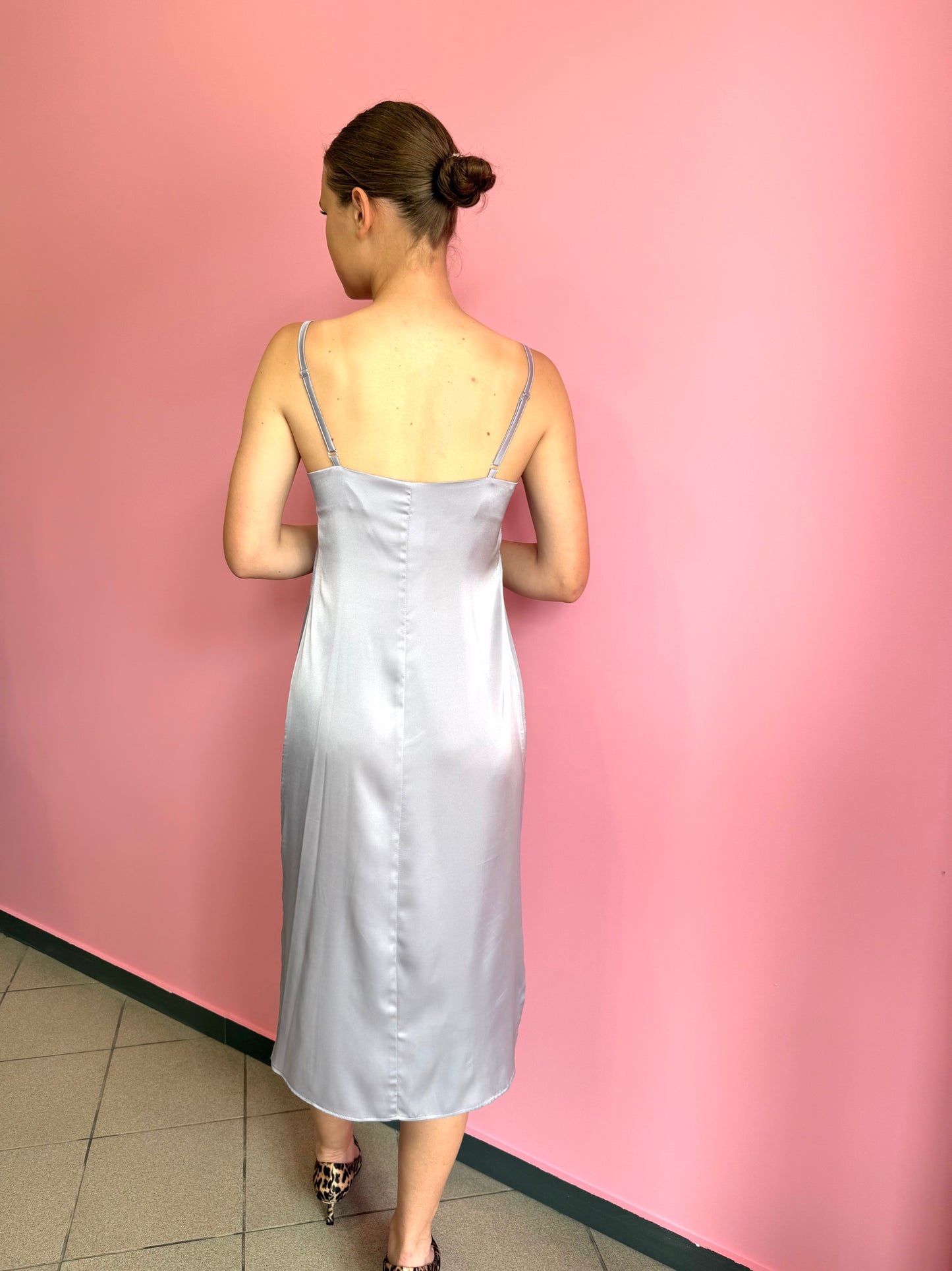 SLIP suknelė ant petnešėlių. Šviešiai pilka