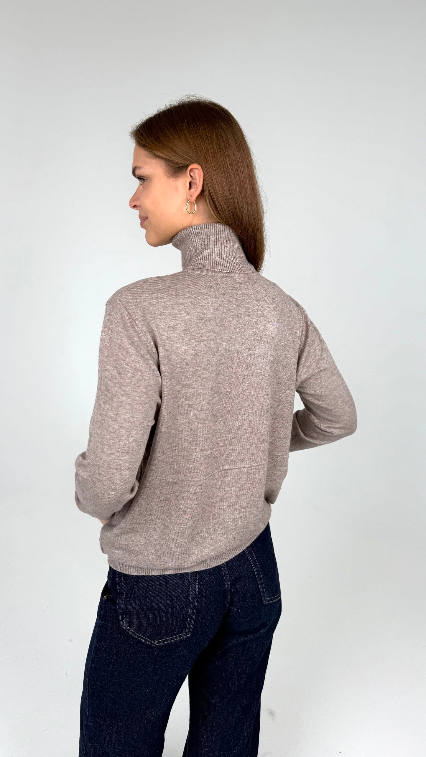 Viskozinis golfas aukštu kaklu. Rusvas