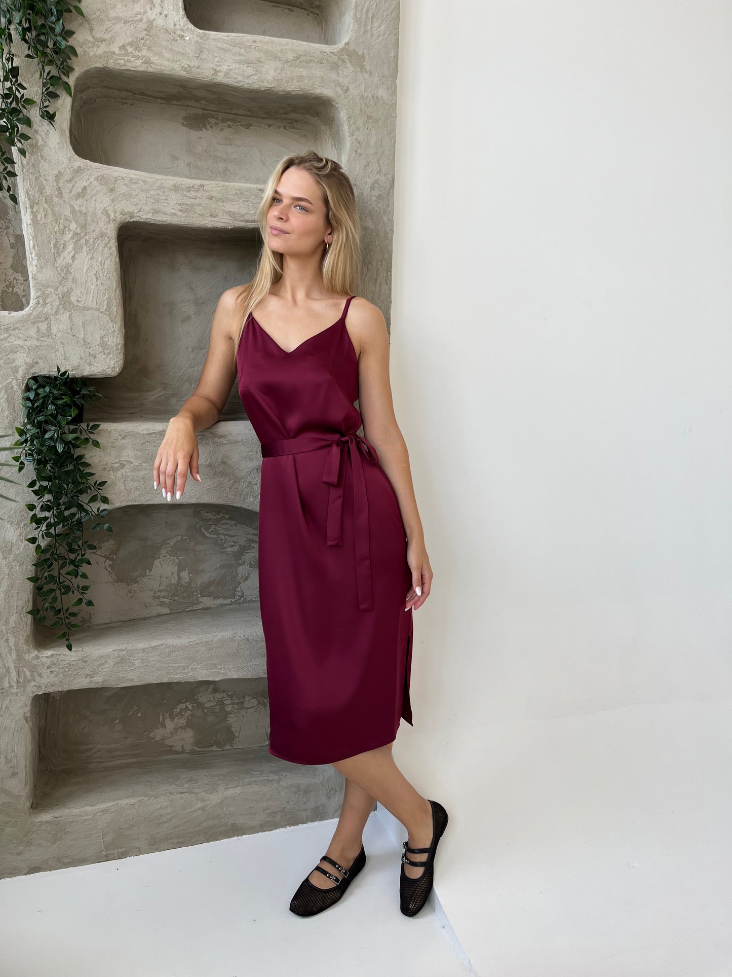 Storesnė SLIP suknelė ant petnešėlių. Bordo