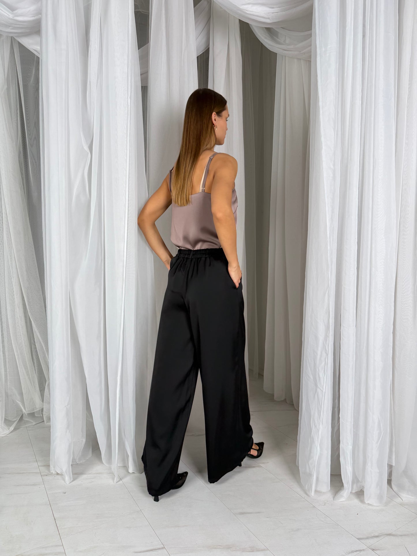 Prabangios satino laisvo kritimo kelnės. MEGA Juodos