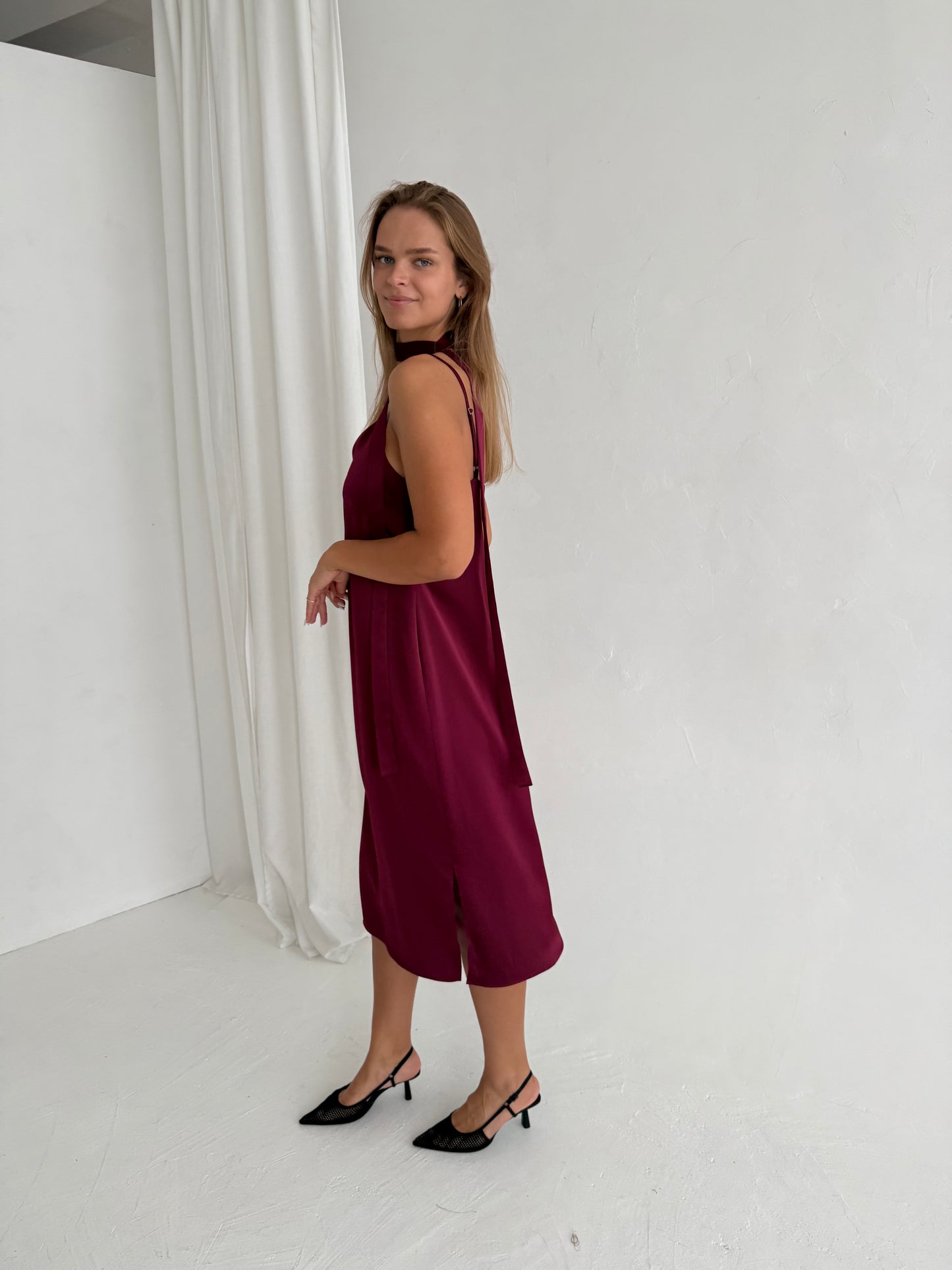 Storesnė SLIP suknelė ant petnešėlių. Bordo