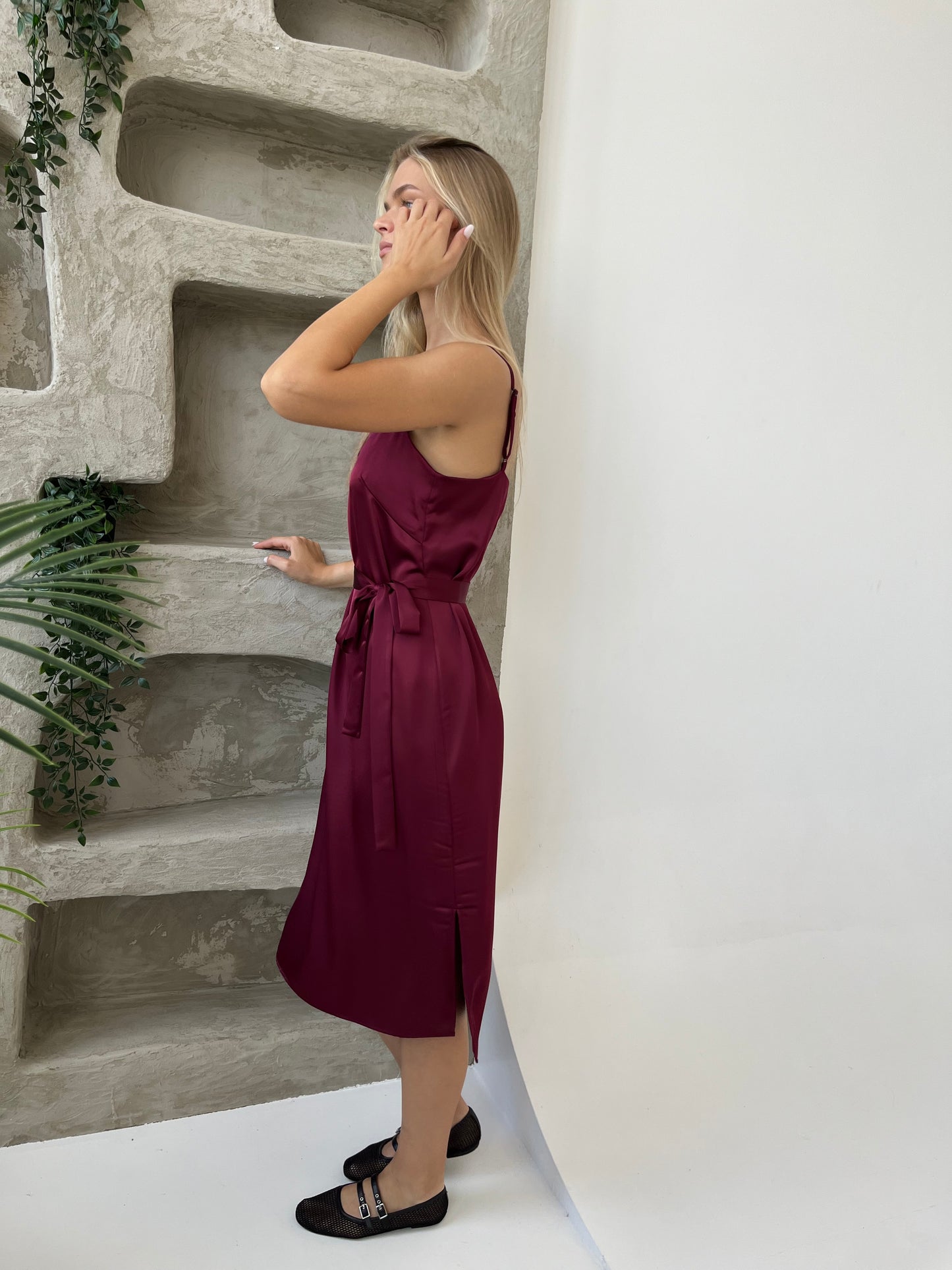 Storesnė SLIP suknelė ant petnešėlių. Bordo