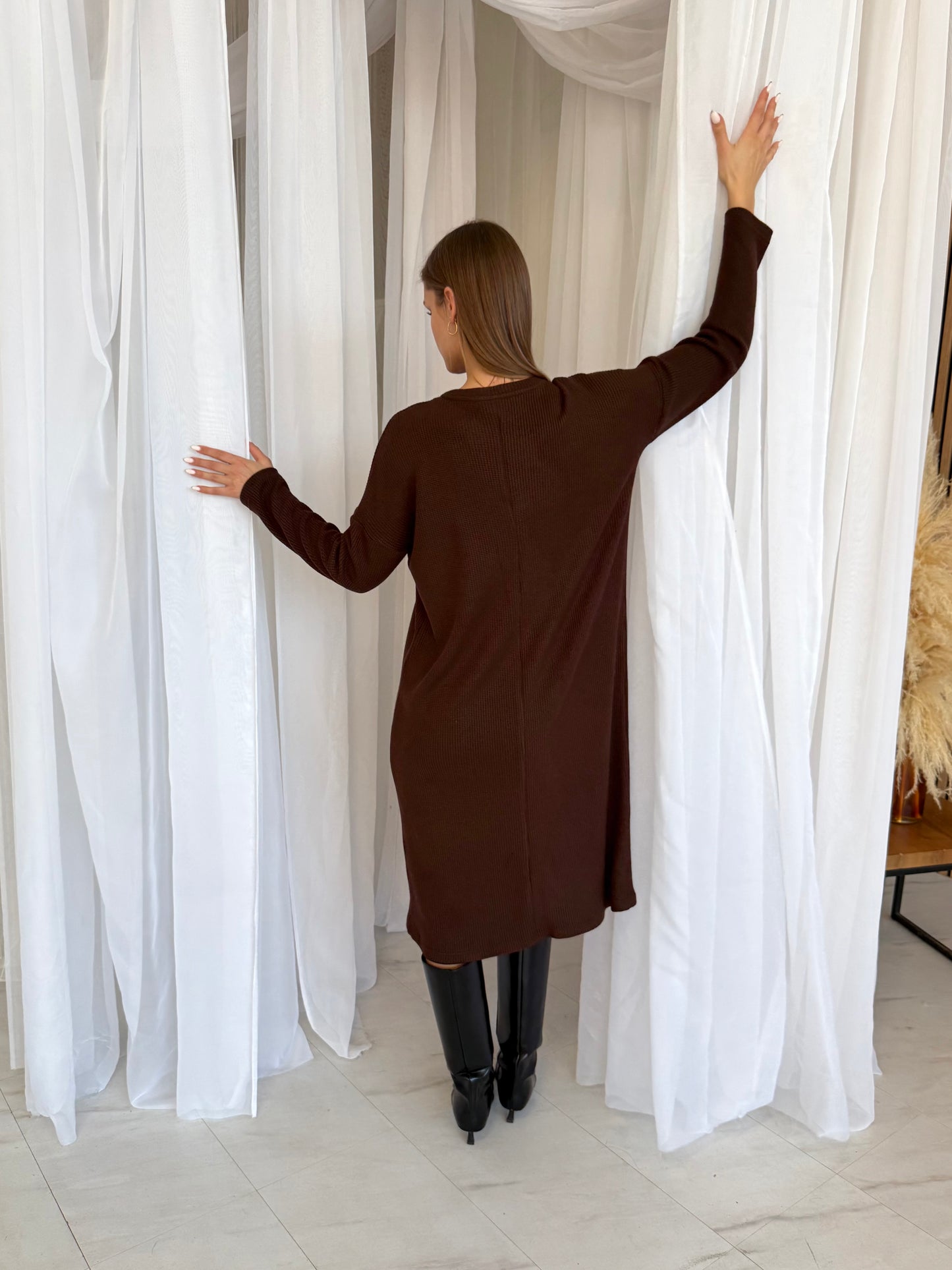 Megzto trikotažo suknelė. Šokoladas