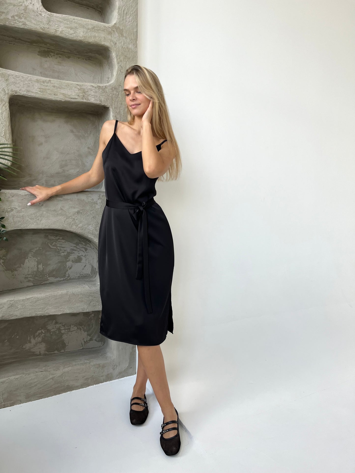 Storesnė SLIP suknelė ant petnešėlių. Juoda