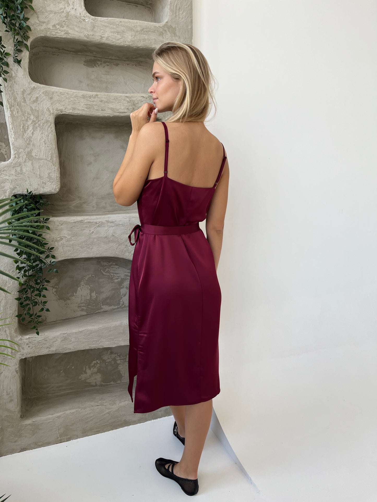 Storesnė SLIP suknelė ant petnešėlių. Bordo