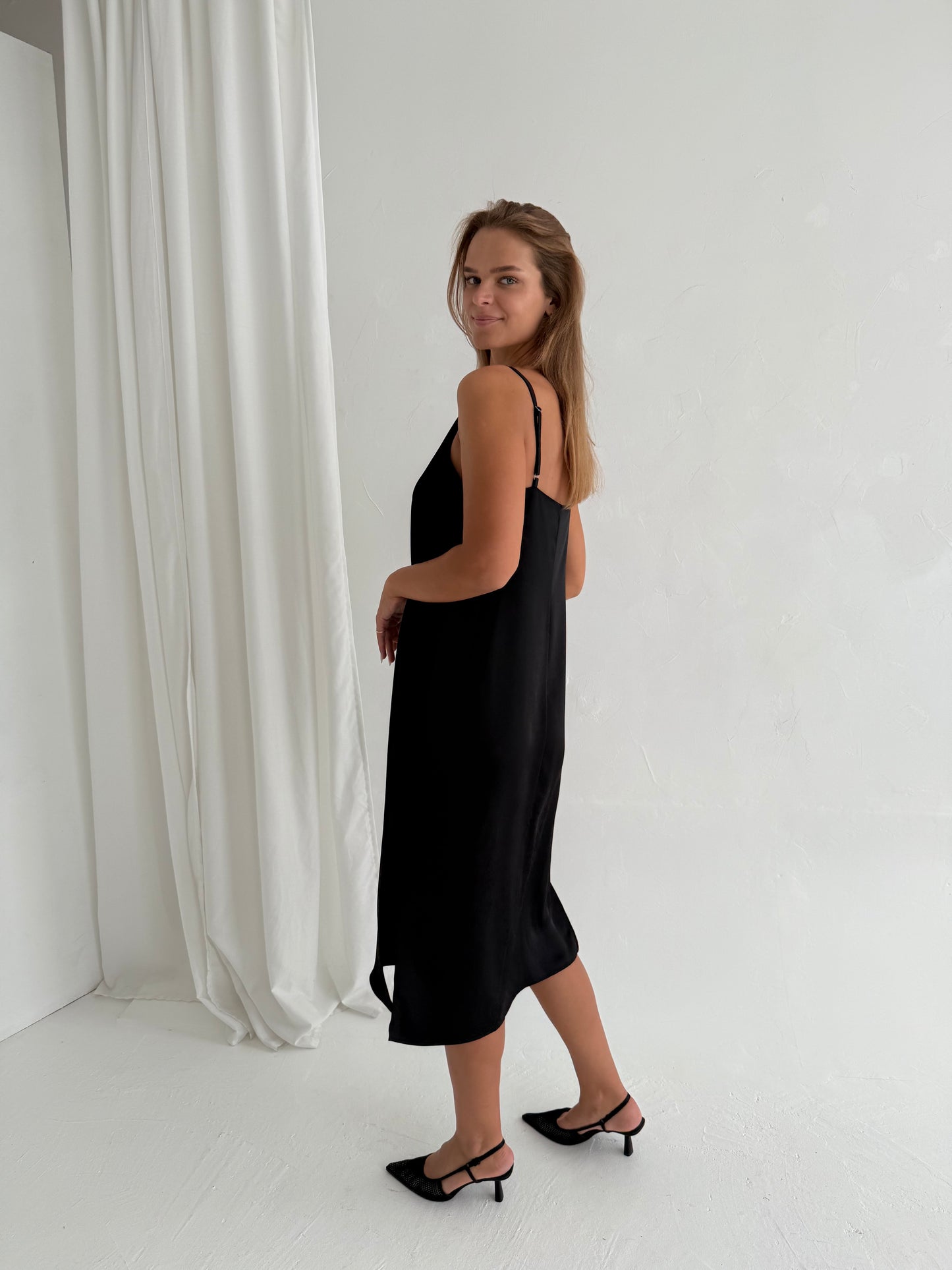 Storesnė SLIP suknelė ant petnešėlių. Juoda