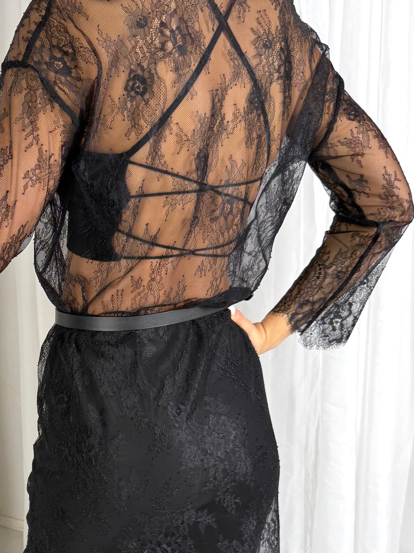 GIPIŪRO suknelė. Juoda