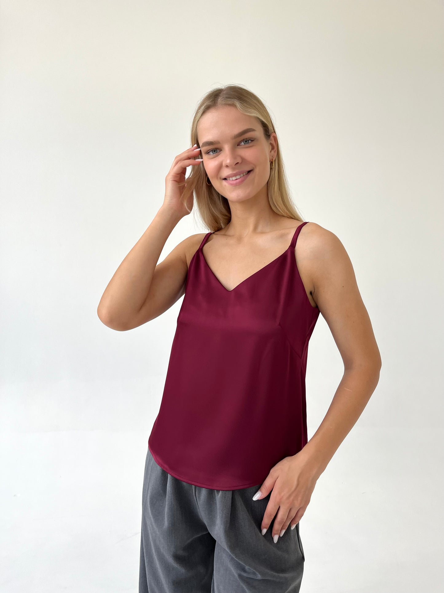 Plonesnė palaidinė ant petnešėlių. Bordo