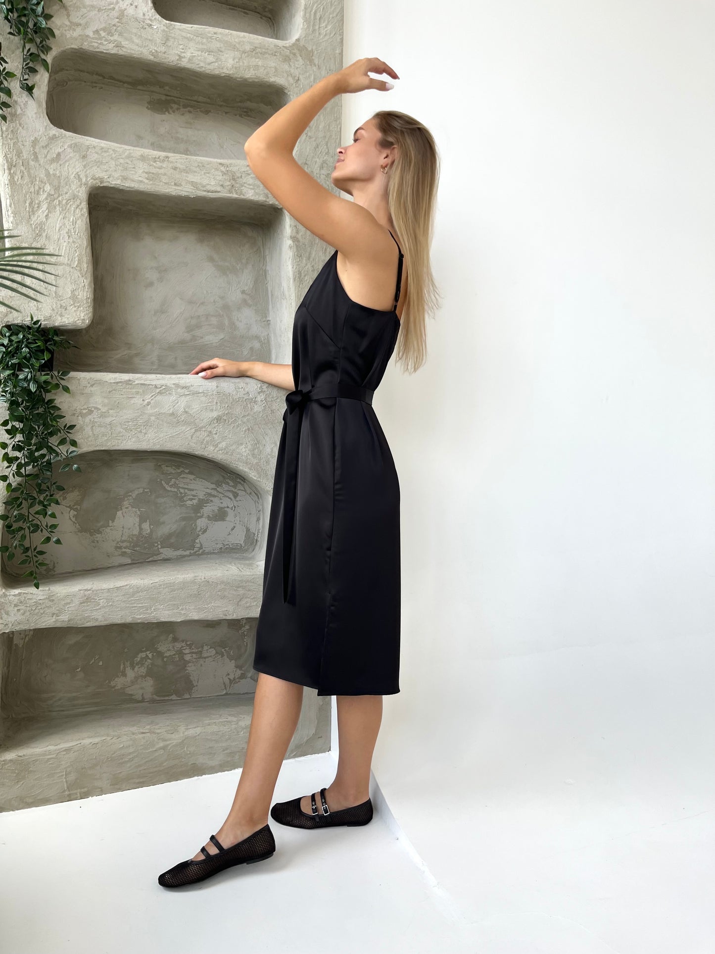 Storesnė SLIP suknelė ant petnešėlių. Juoda