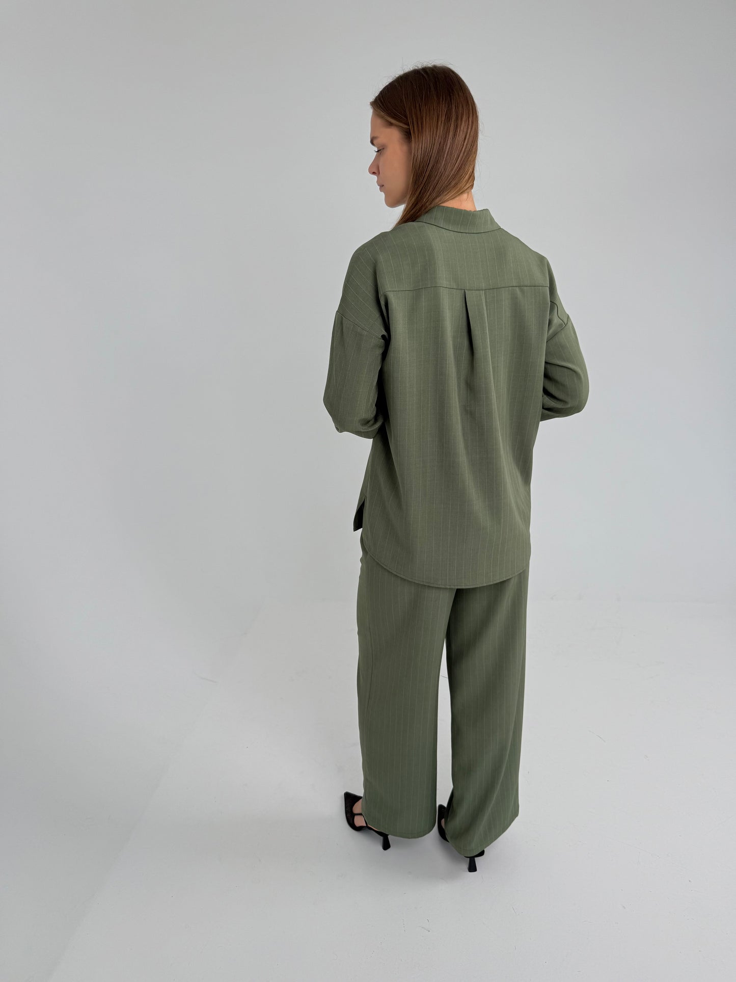 LIGHT marškinių ir kelnių kostiumėlis. Žalia su juostelėmis