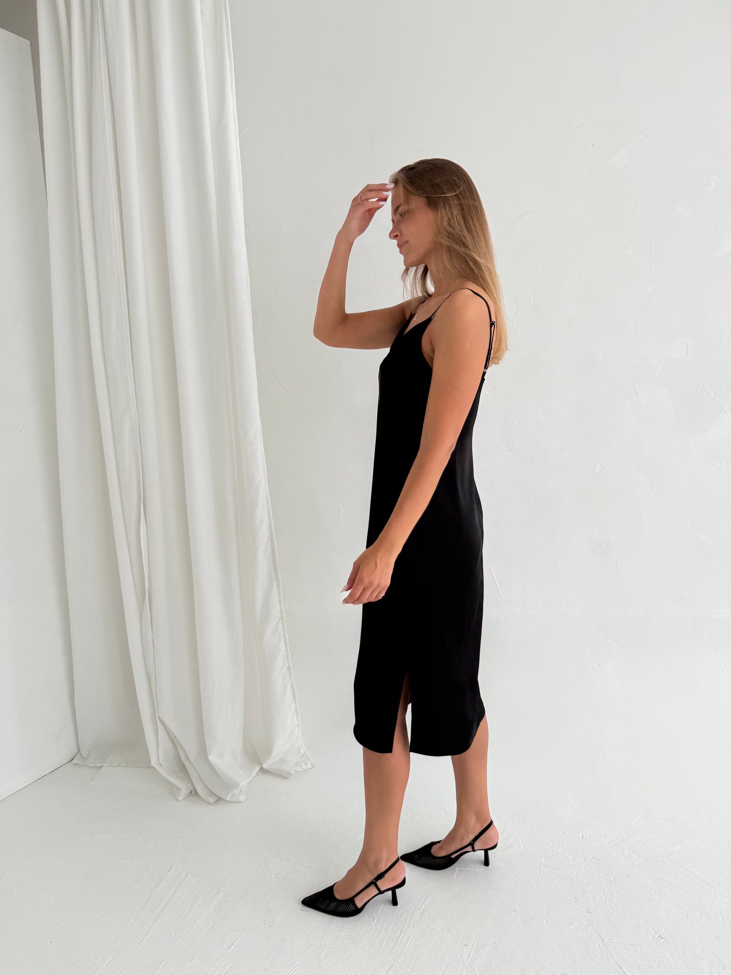 Storesnė SLIP suknelė ant petnešėlių. Juoda