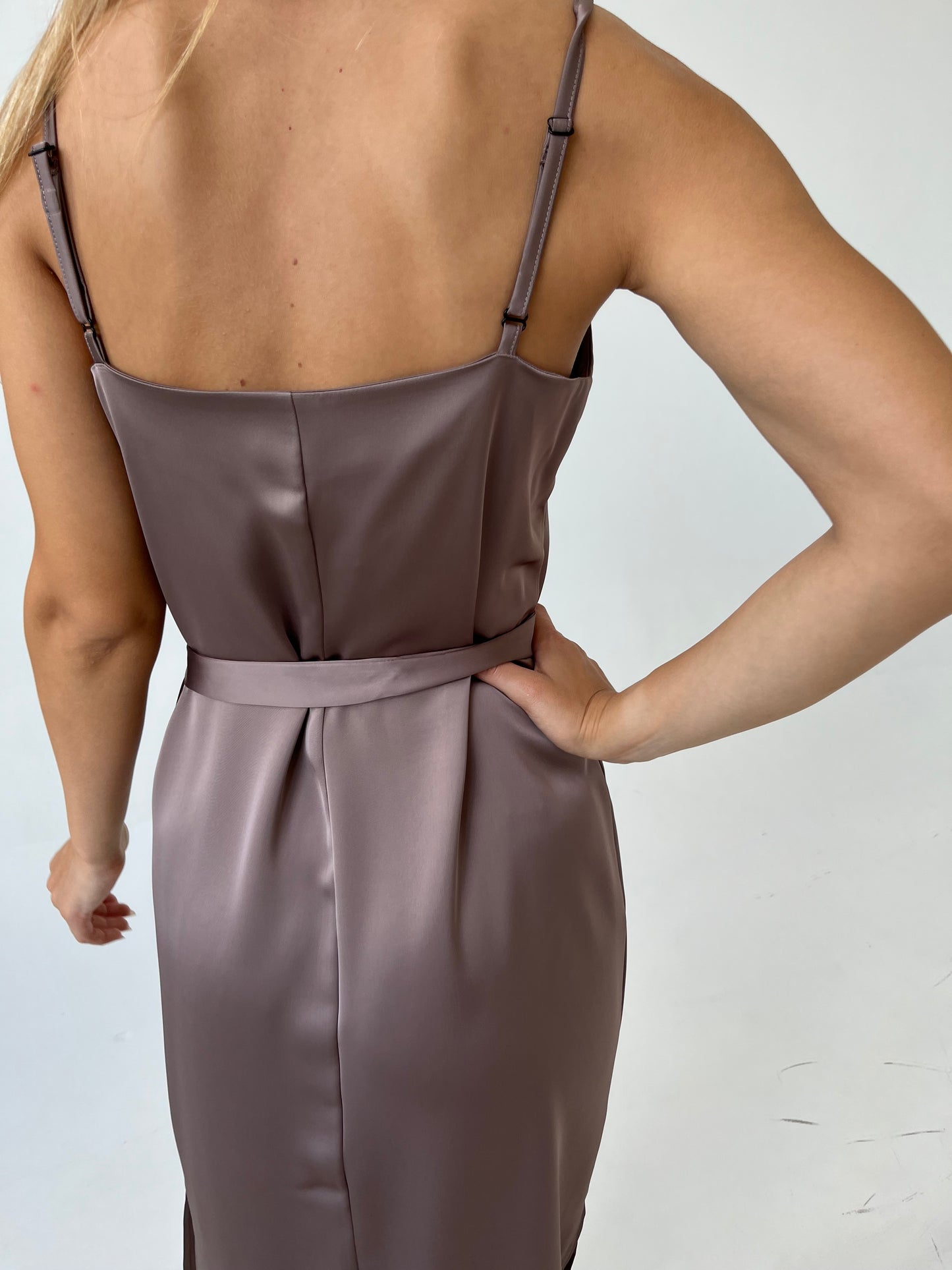 SLIP suknelė ant petnešėlių. Kapučino