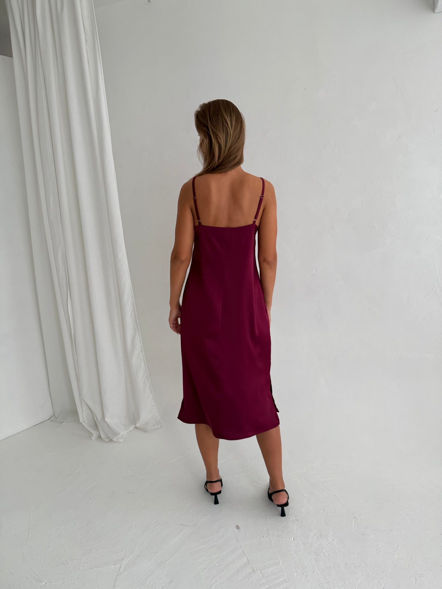Storesnė SLIP suknelė ant petnešėlių. Bordo