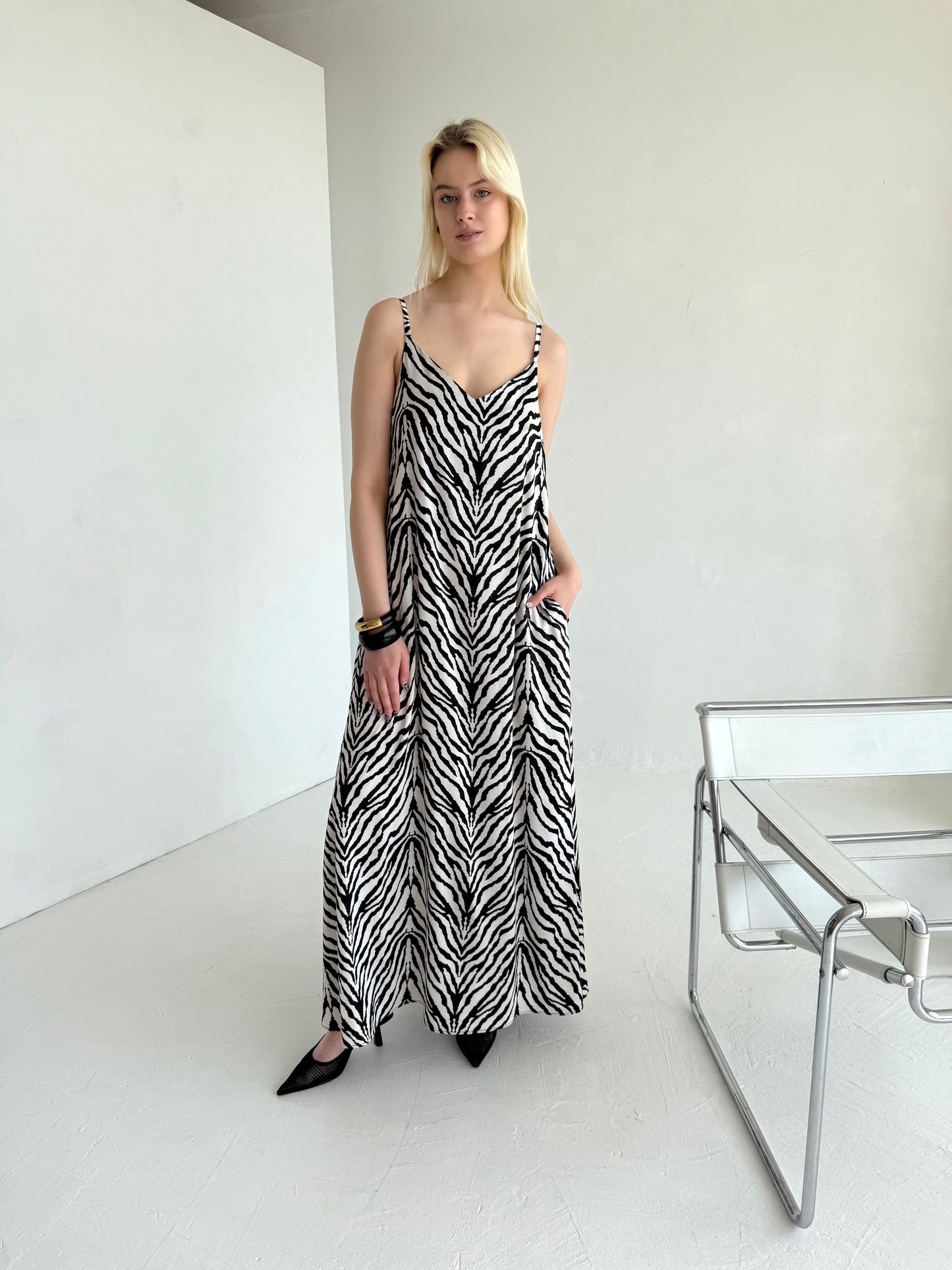 TIESI ilga suknelė ant petnešėlių. Zebras