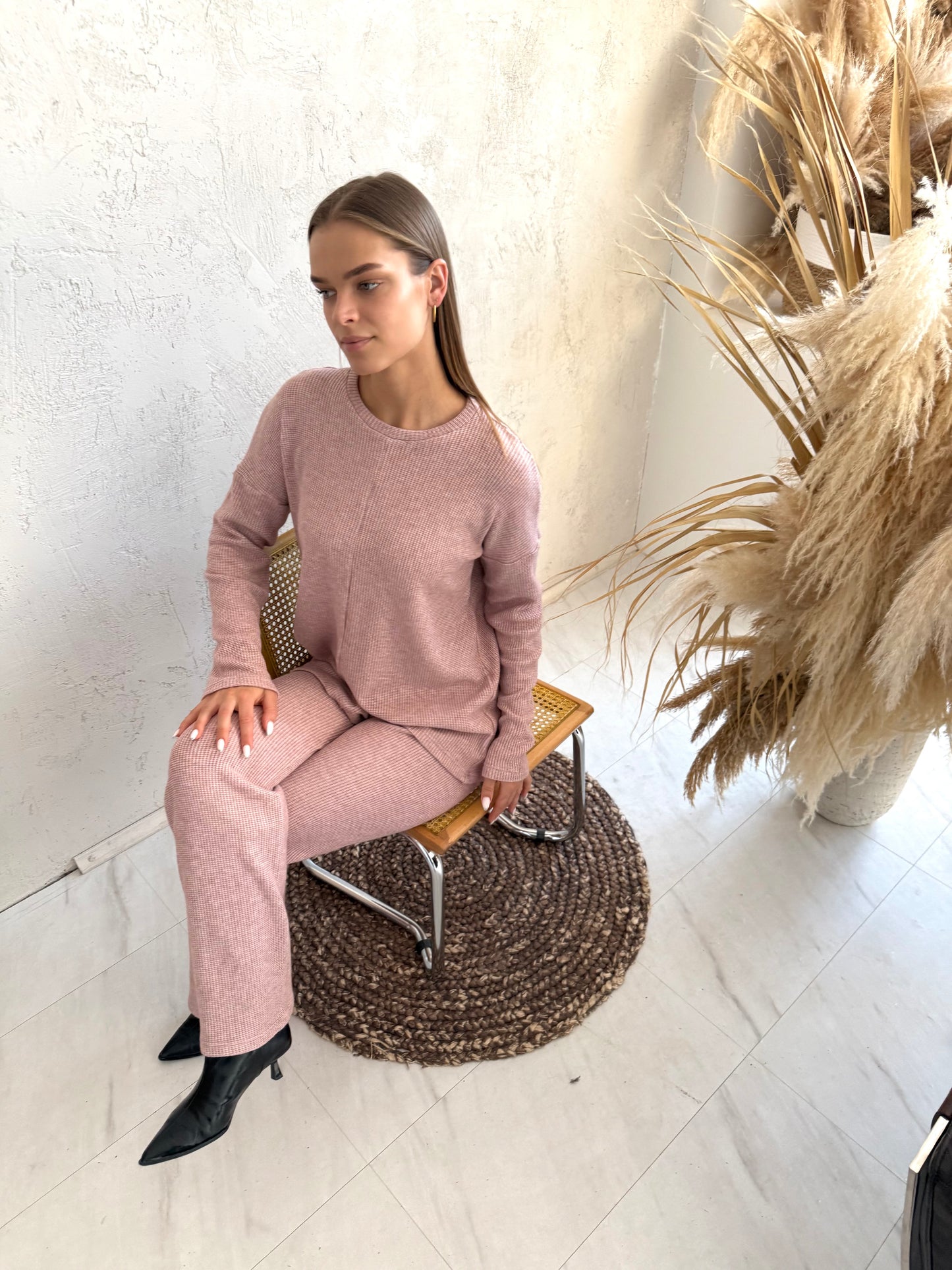 Megzto trikotažo laisvalaikio kostiumėlis. Rausvas