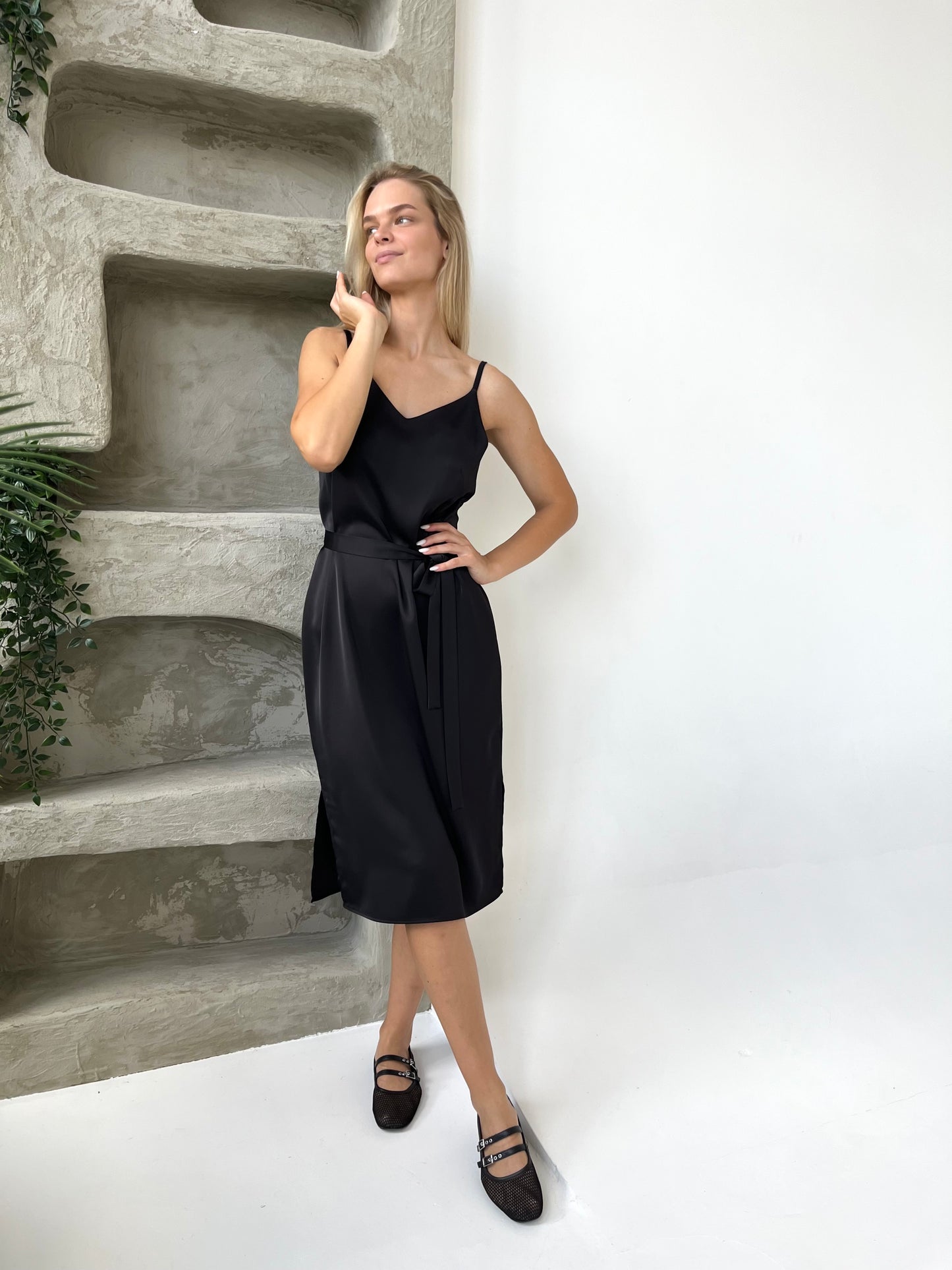 Storesnė SLIP suknelė ant petnešėlių. Juoda