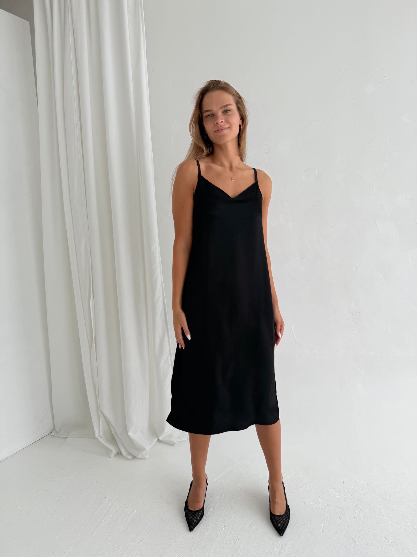 Storesnė SLIP suknelė ant petnešėlių. Juoda