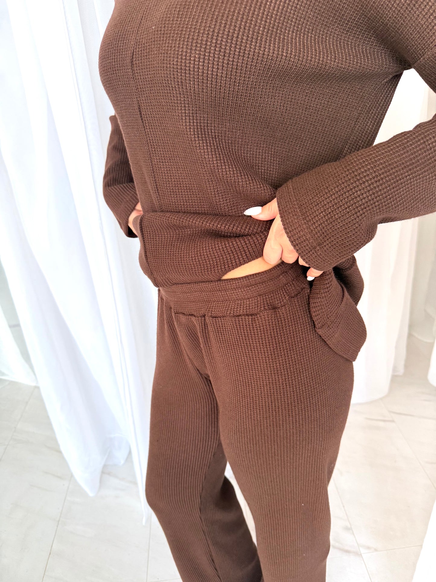 Megzto trikotažo laisvalaikio kostiumėlis. Šokoladas