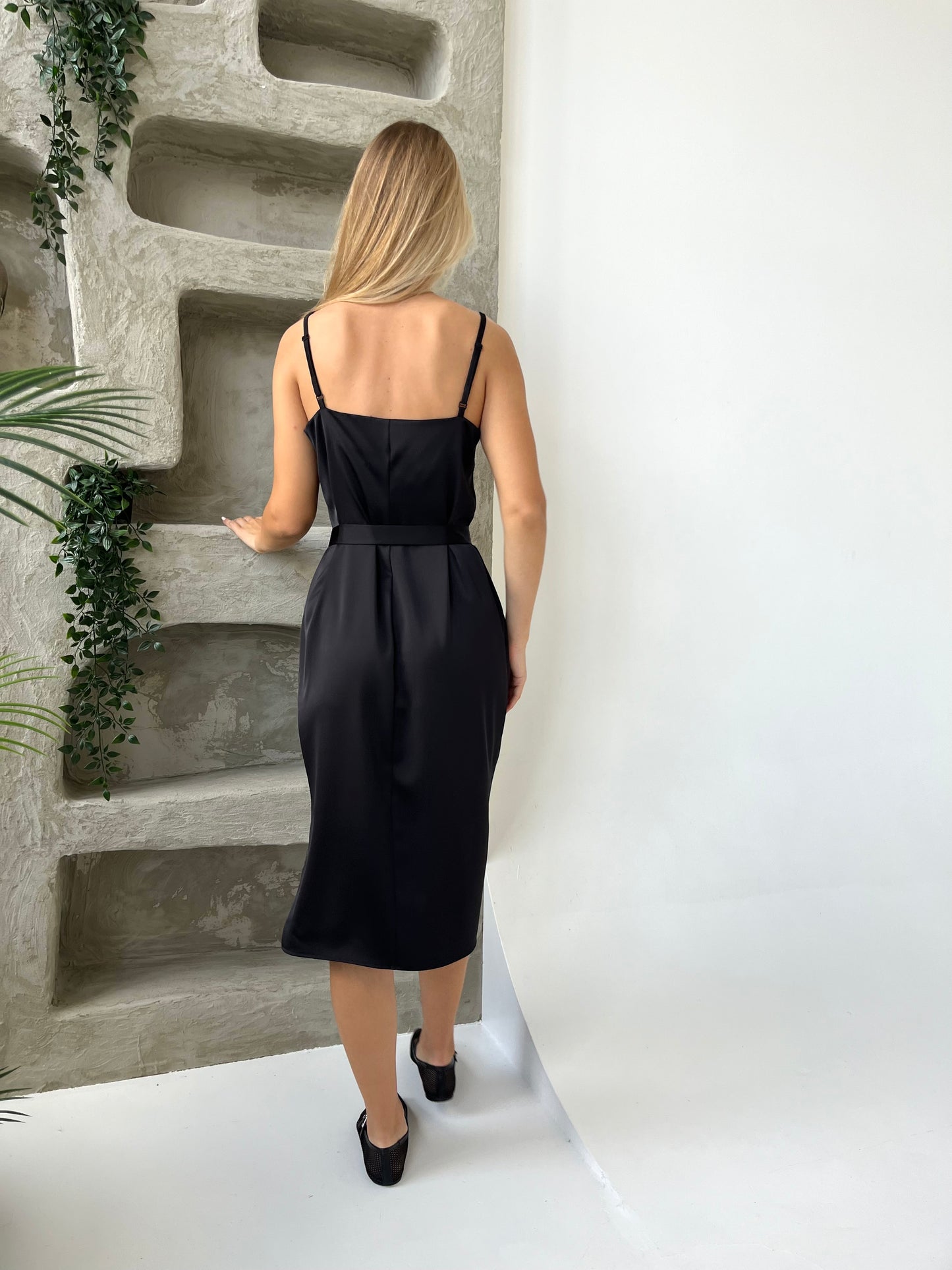 Storesnė SLIP suknelė ant petnešėlių. Juoda