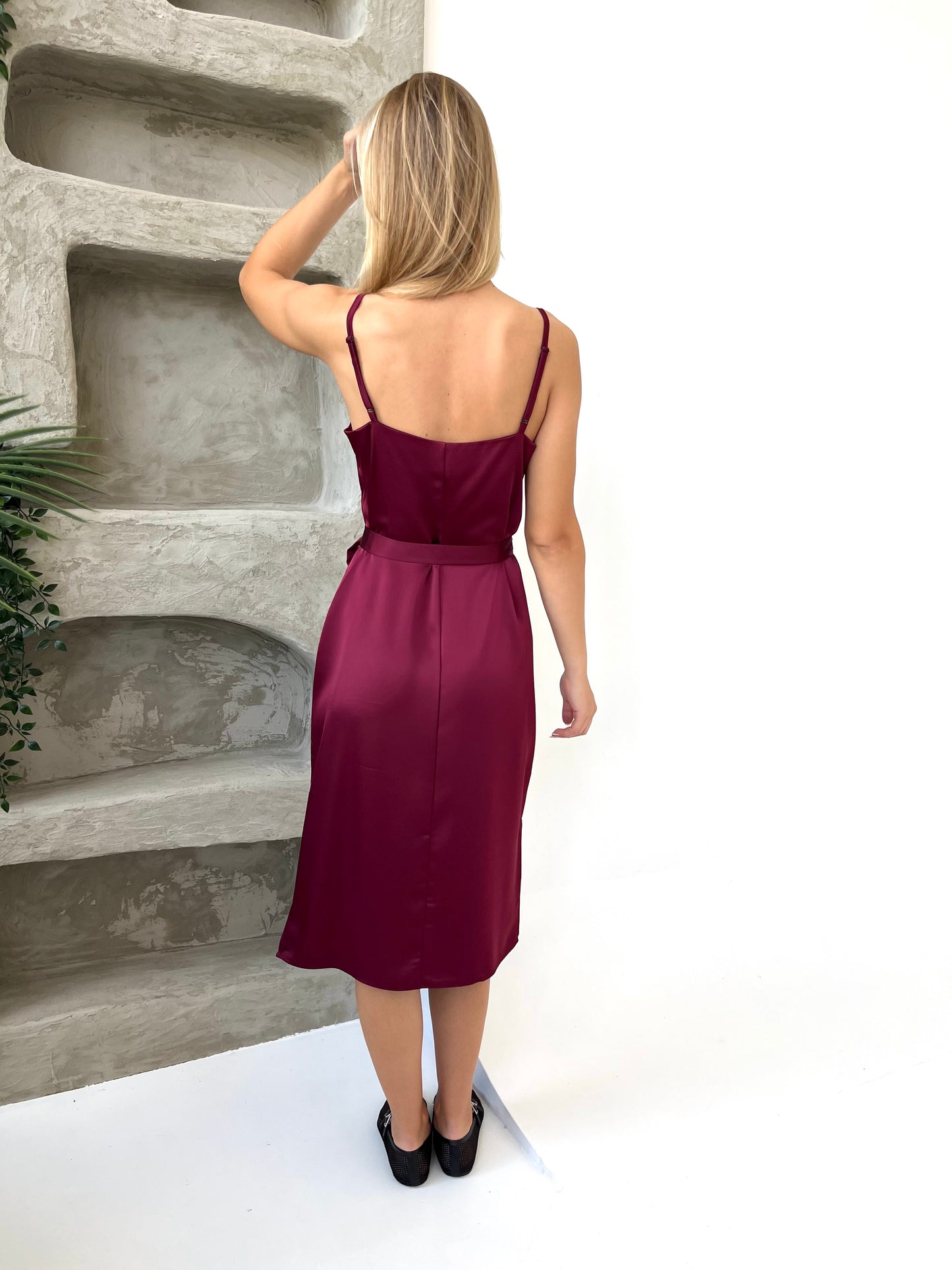 Storesnė SLIP suknelė ant petnešėlių. Bordo