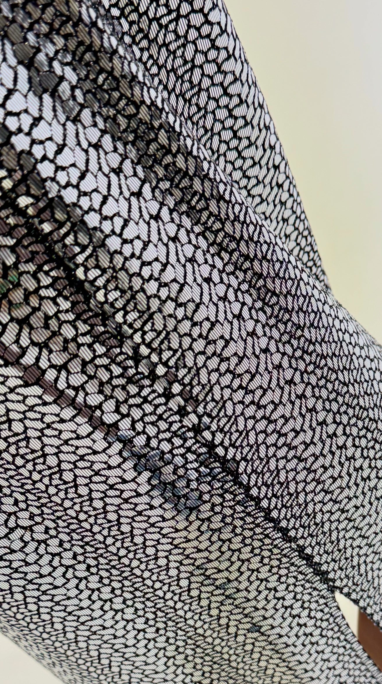 Blizgi palaidinė ant petnešėlių. Sidabras