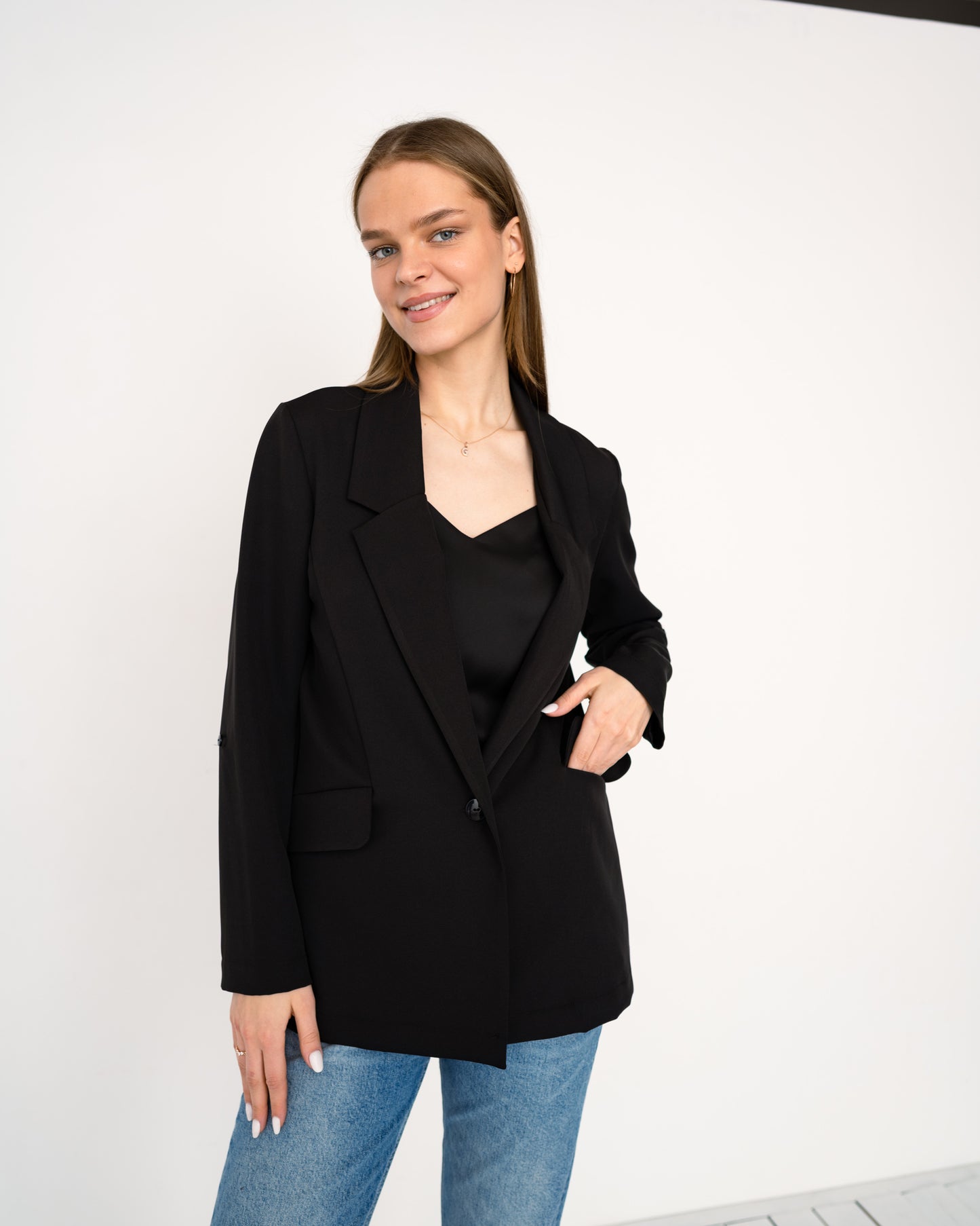 Plonesnė palaidinė ant petnešėlių. Juoda