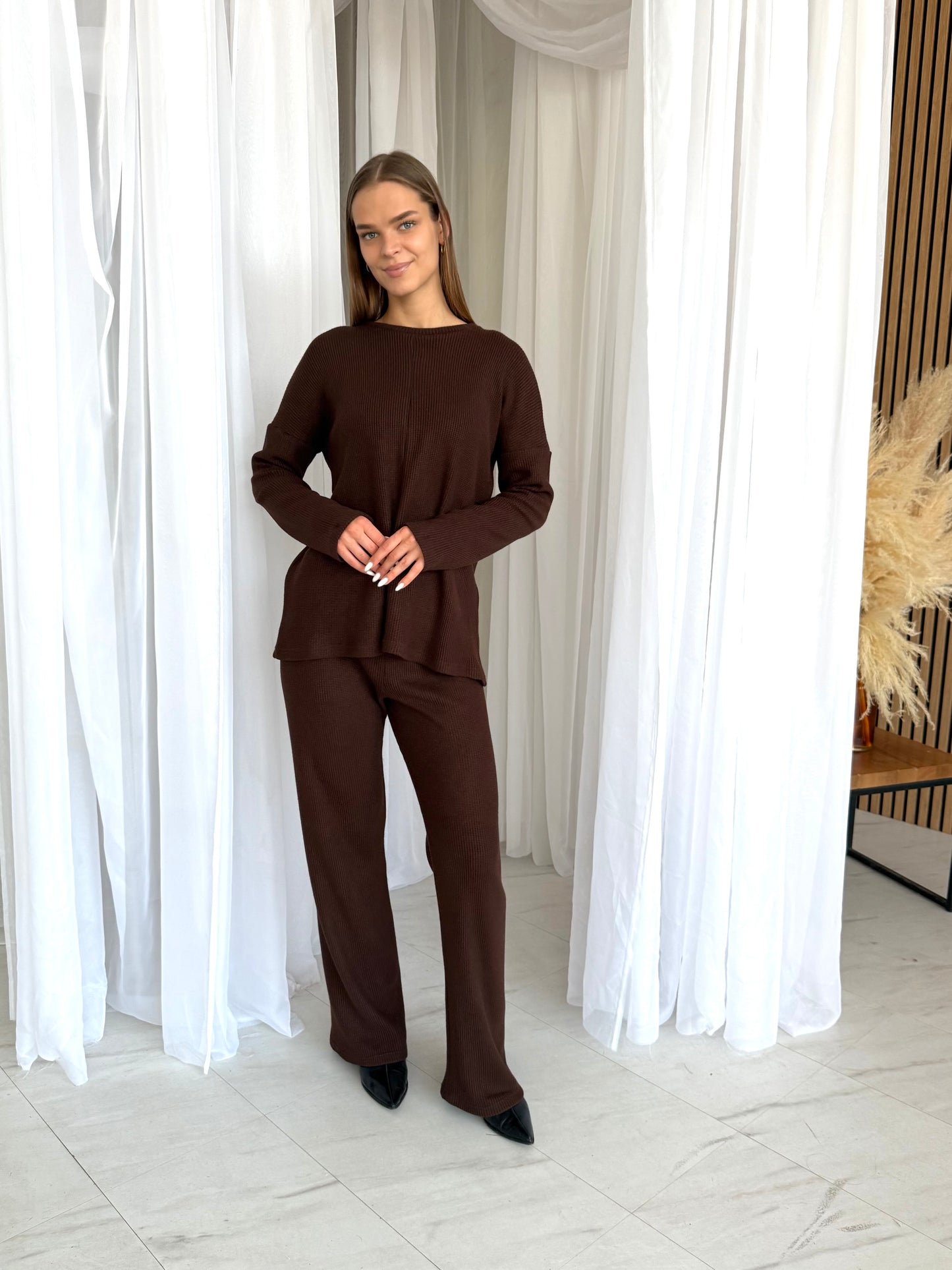 Megzto trikotažo laisvalaikio kostiumėlis. Šokoladas