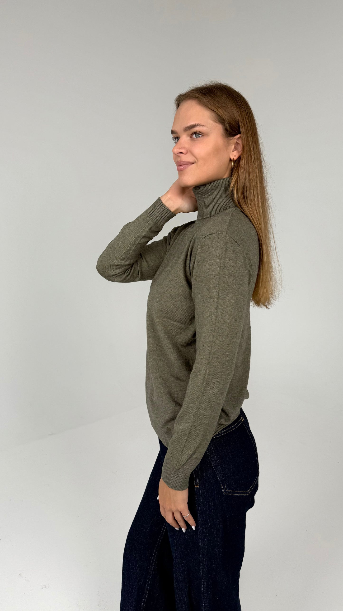 Viskozinis golfas aukštu kaklu. Miško žalia