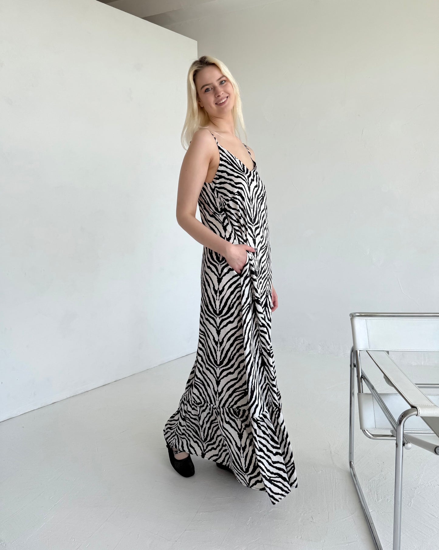 SU VOLANU ilga suknelė ant petnešėlių. Zebras