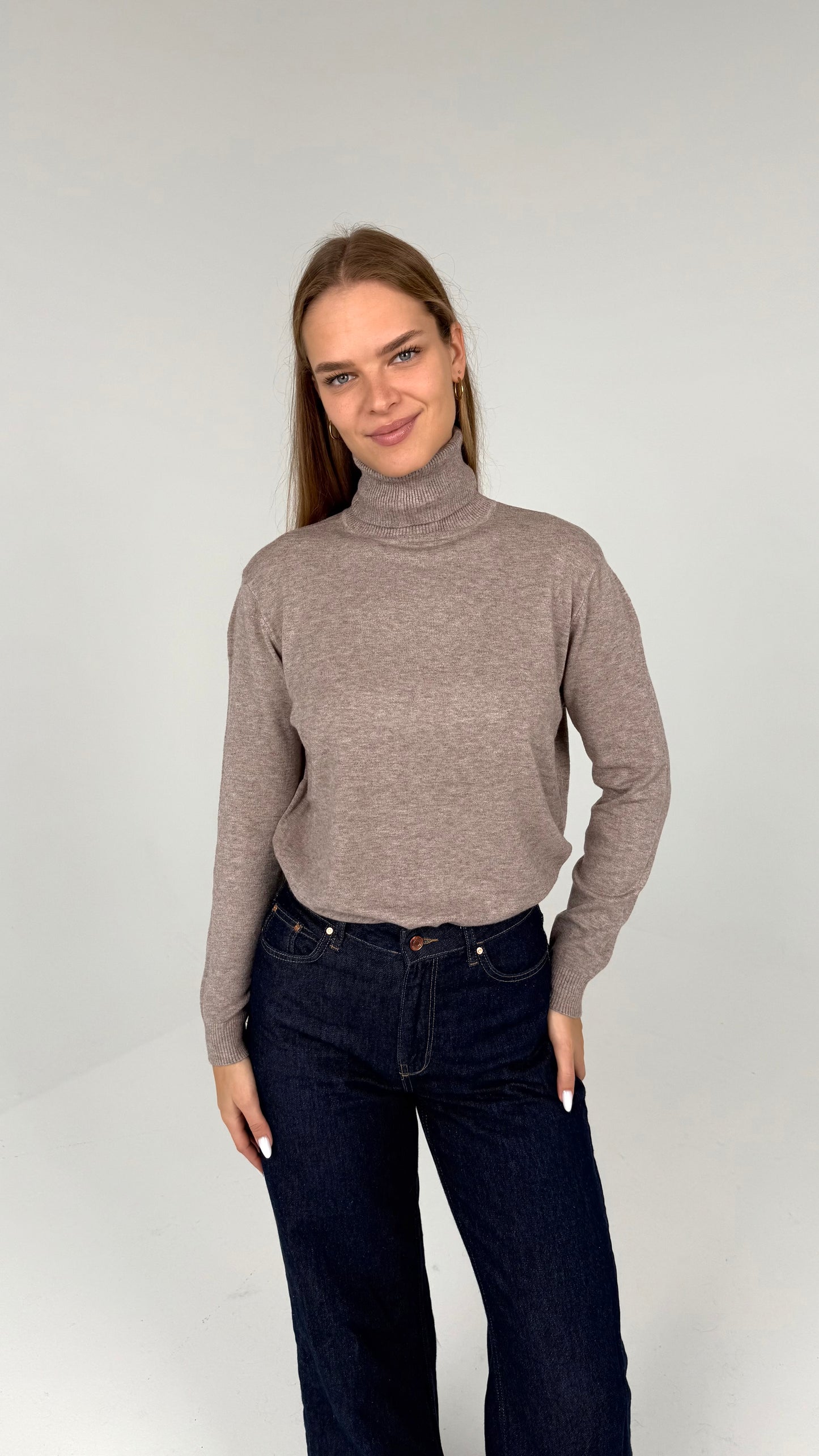 Viskozinis golfas aukštu kaklu. Rusvas