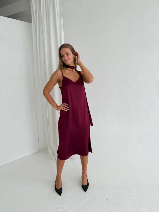 Storesnė SLIP suknelė ant petnešėlių. Bordo