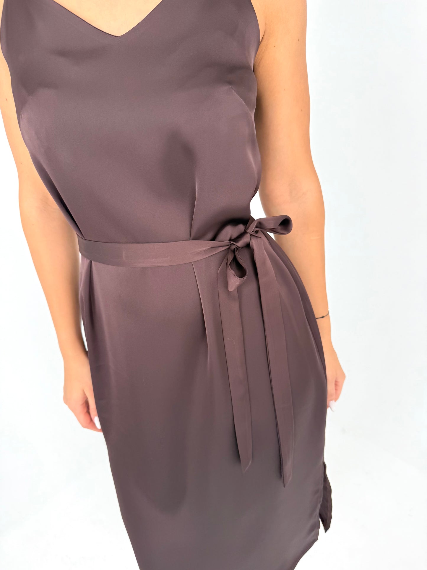 SLIP suknelė ant petnešėlių. Šokoladas