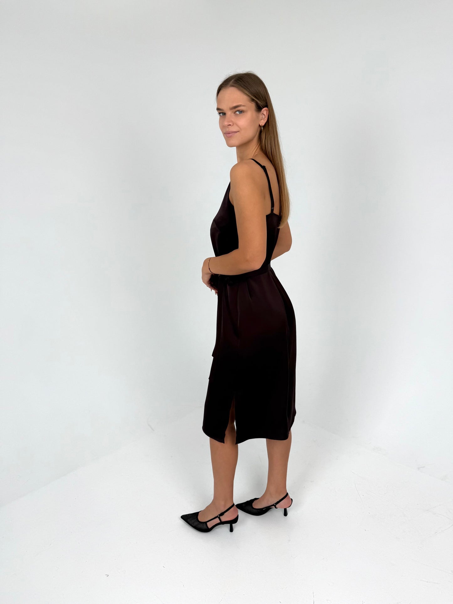 SLIP suknelė ant petnešėlių. Šokoladas