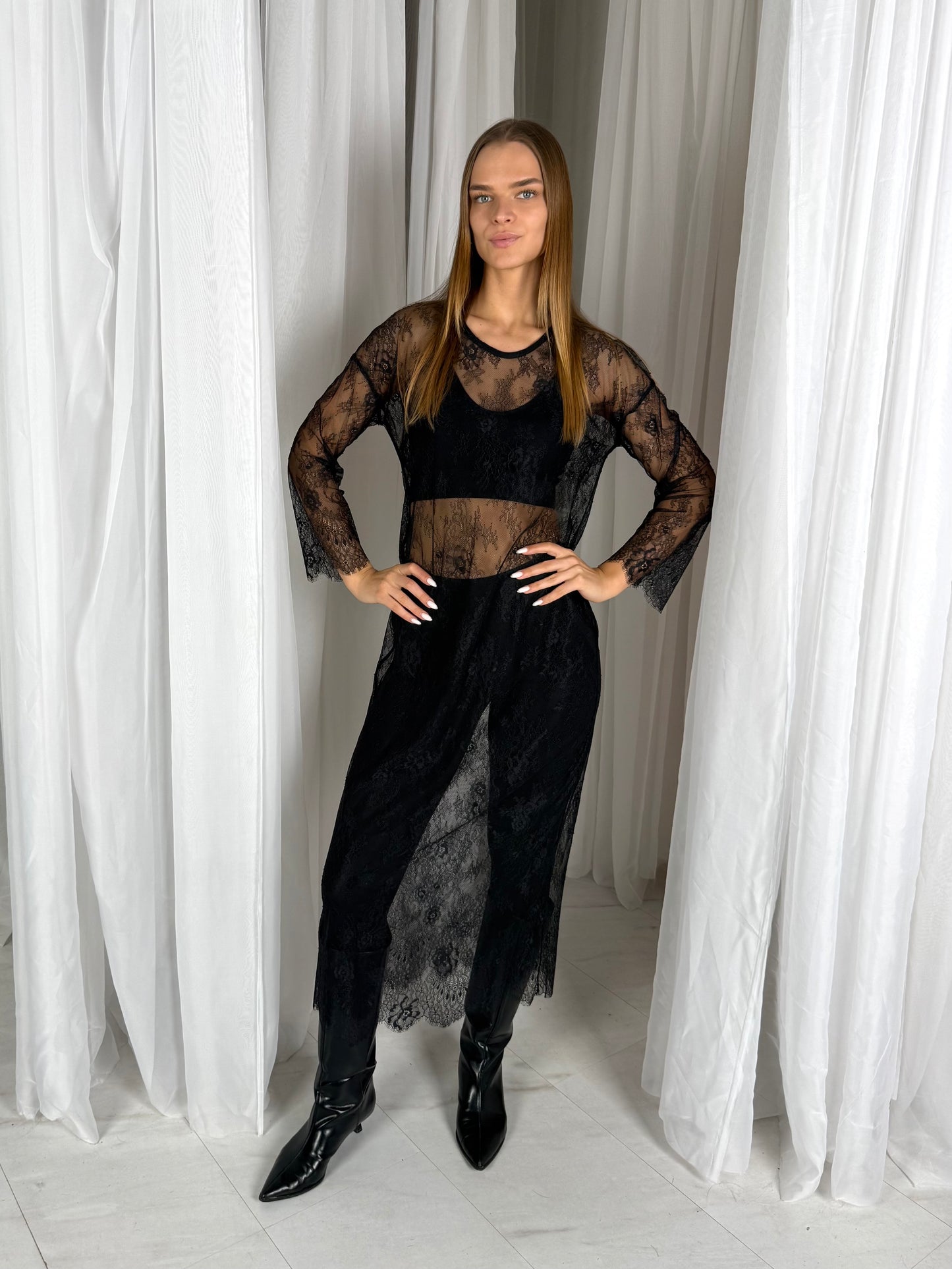 GIPIŪRO suknelė. Juoda