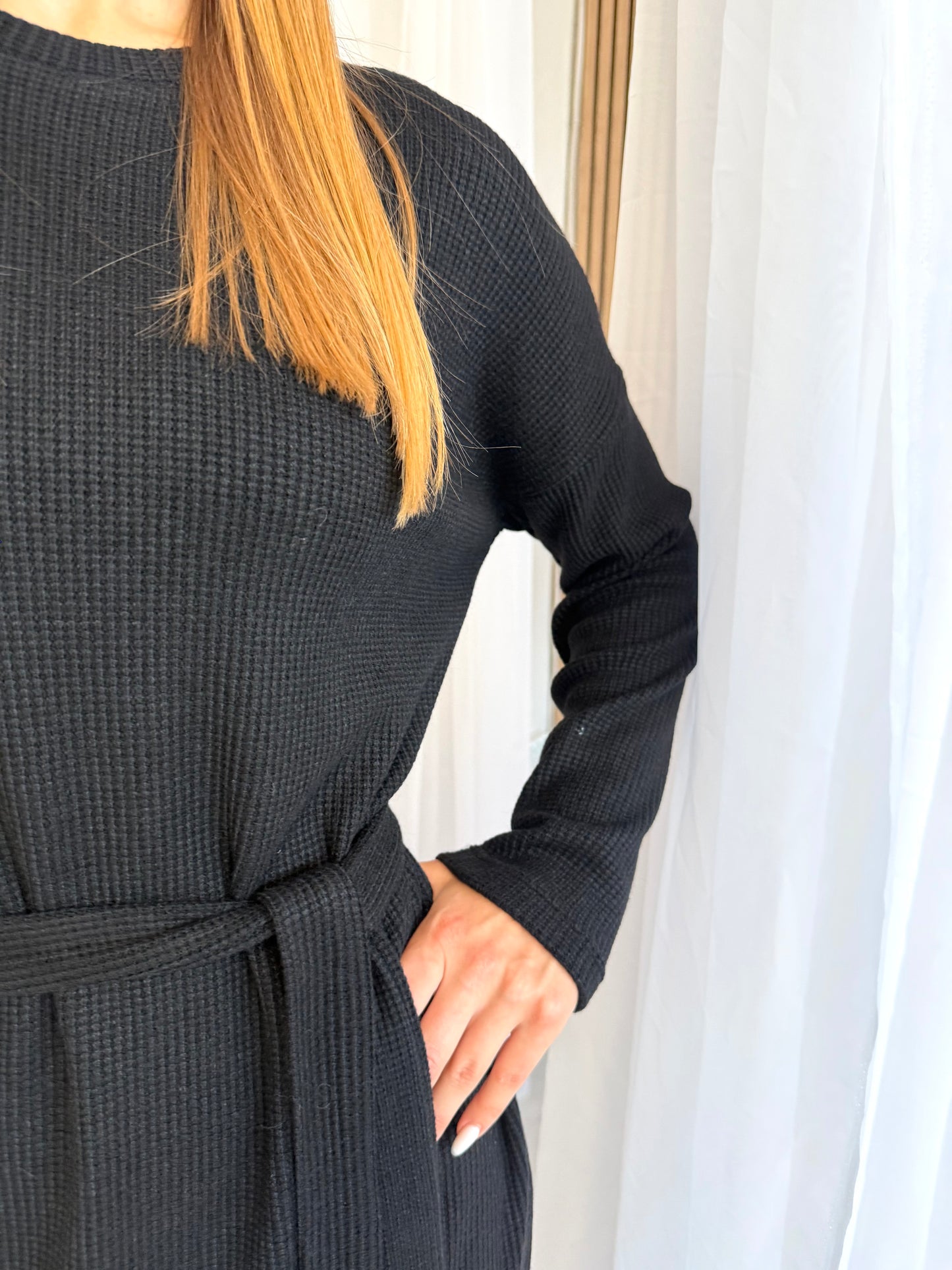 Megzto trikotažo suknelė. Juoda