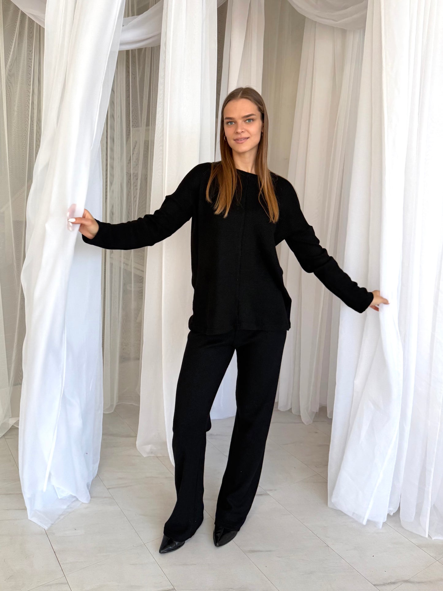 Megzto trikotažo laisvalaikio kostiumėlis. Juodas