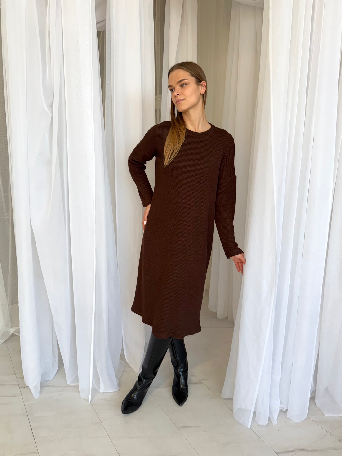 Megzto trikotažo suknelė. Šokoladas