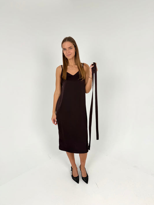 SLIP suknelė ant petnešėlių. Šokoladas