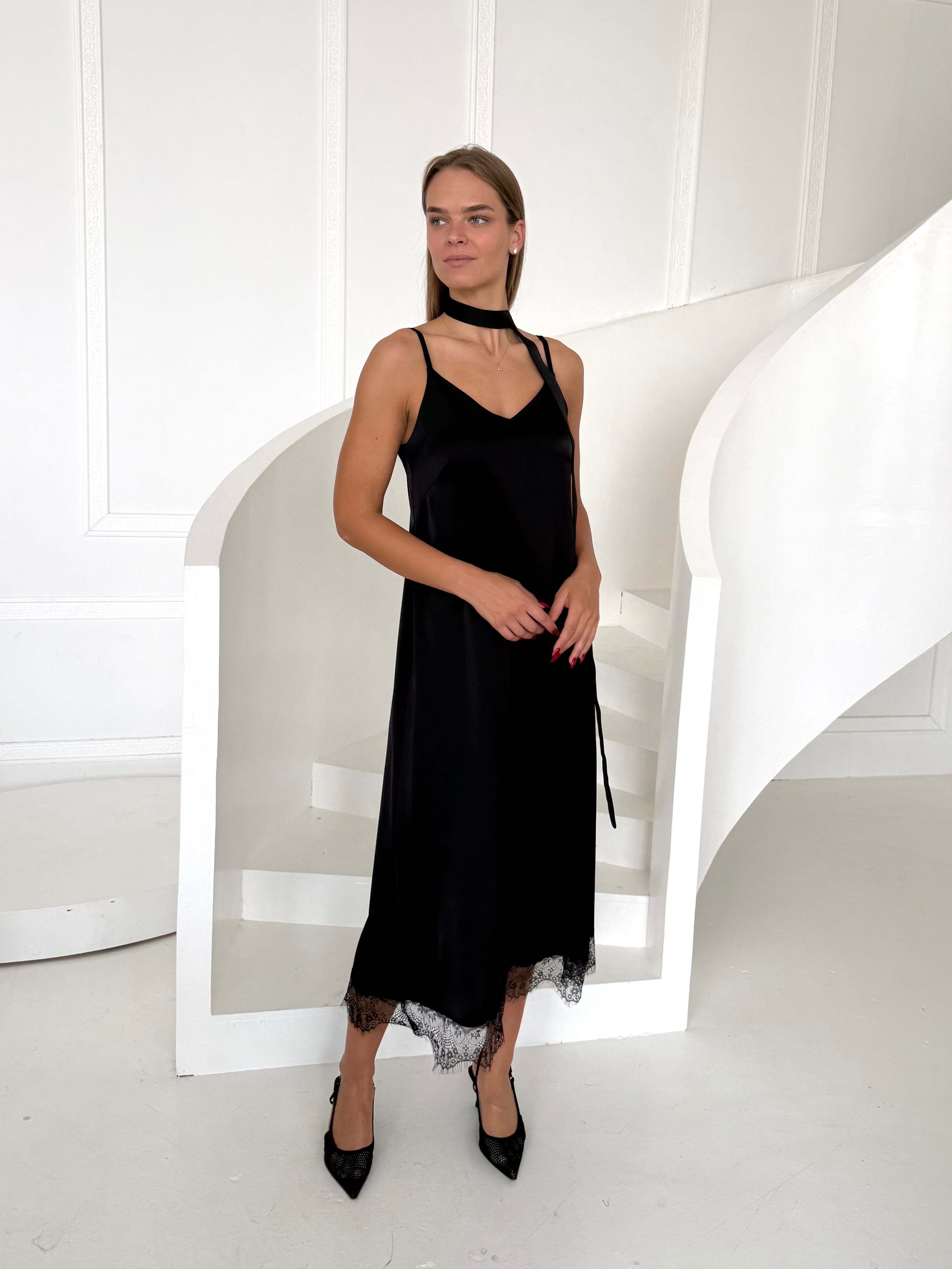 PRABANGI SUKNELĖ "SLIP NEW" SU GIPIŪRU JUODA