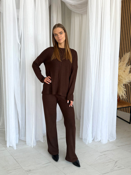 Megzto trikotažo laisvalaikio kostiumėlis. Šokoladas