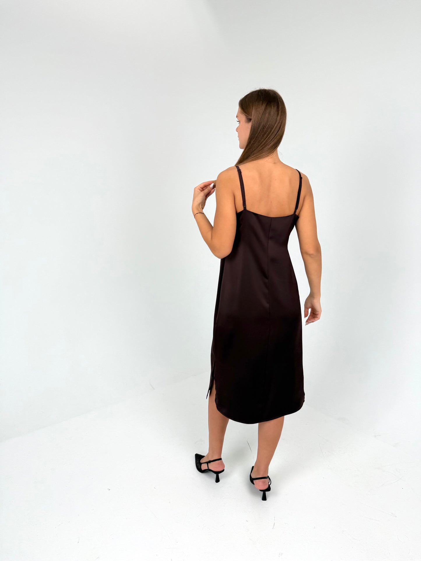 SLIP suknelė ant petnešėlių. Šokoladas