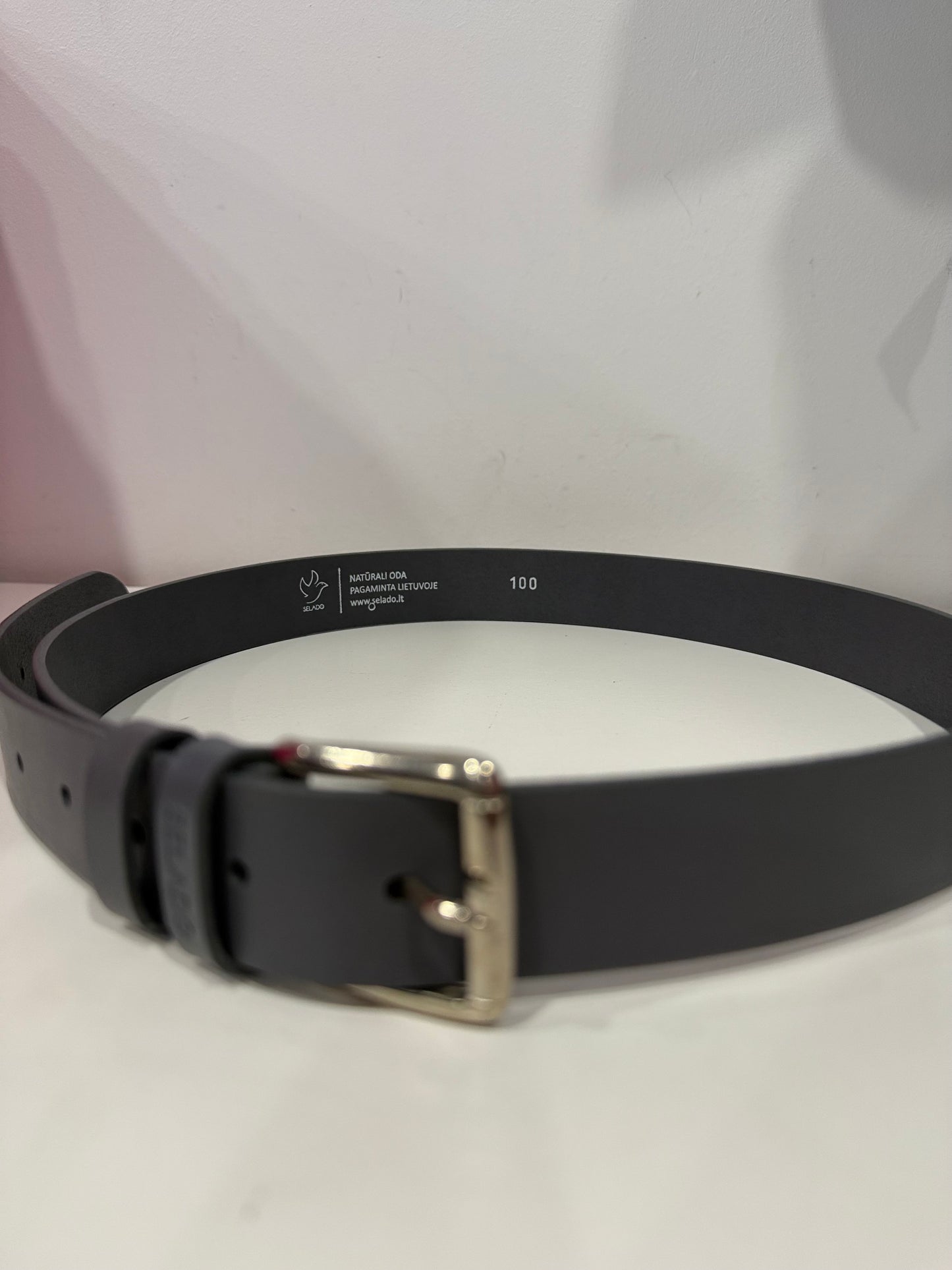 Natūralios odos diržas. Pilkas