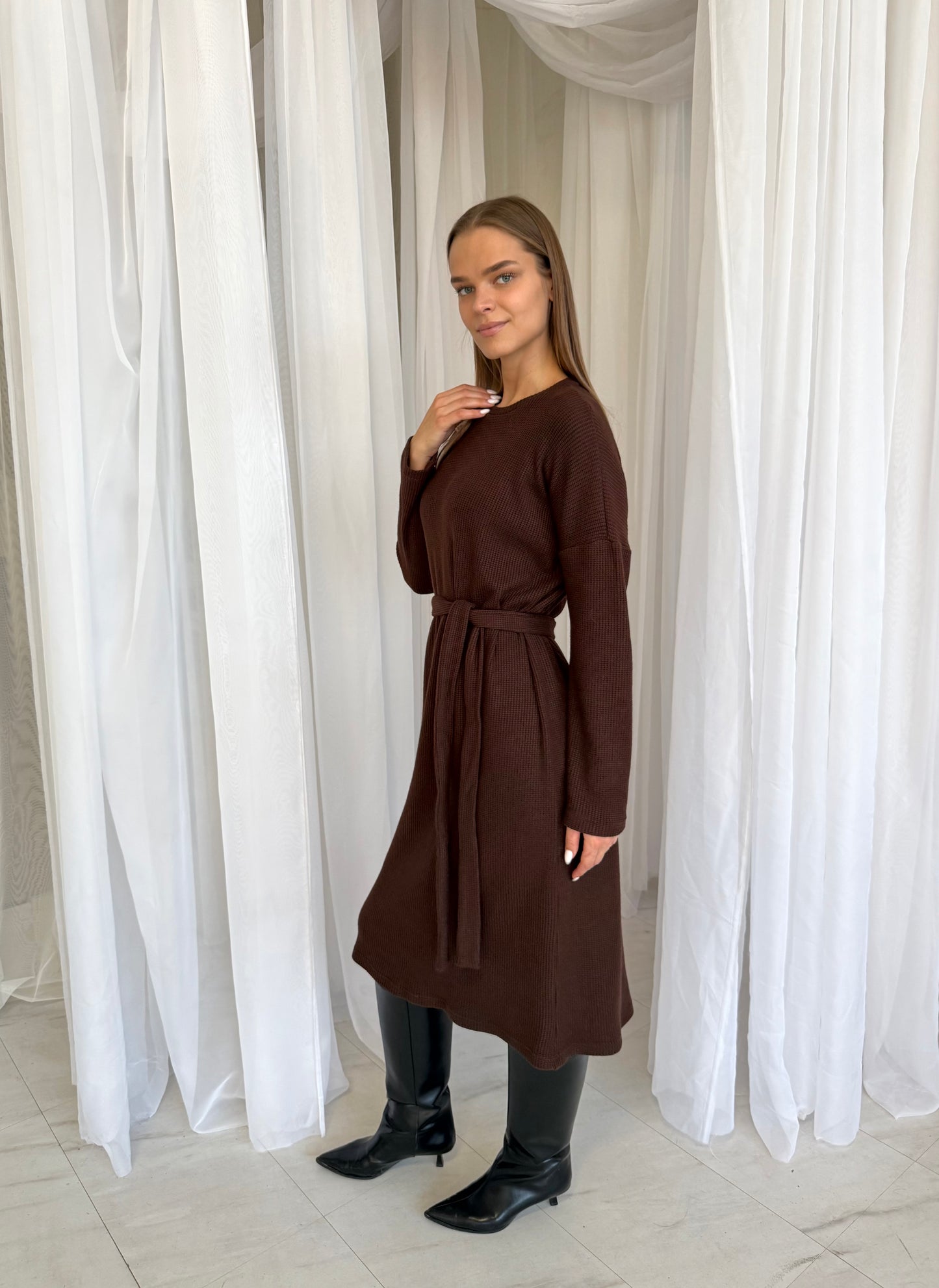 Megzto trikotažo suknelė. Šokoladas