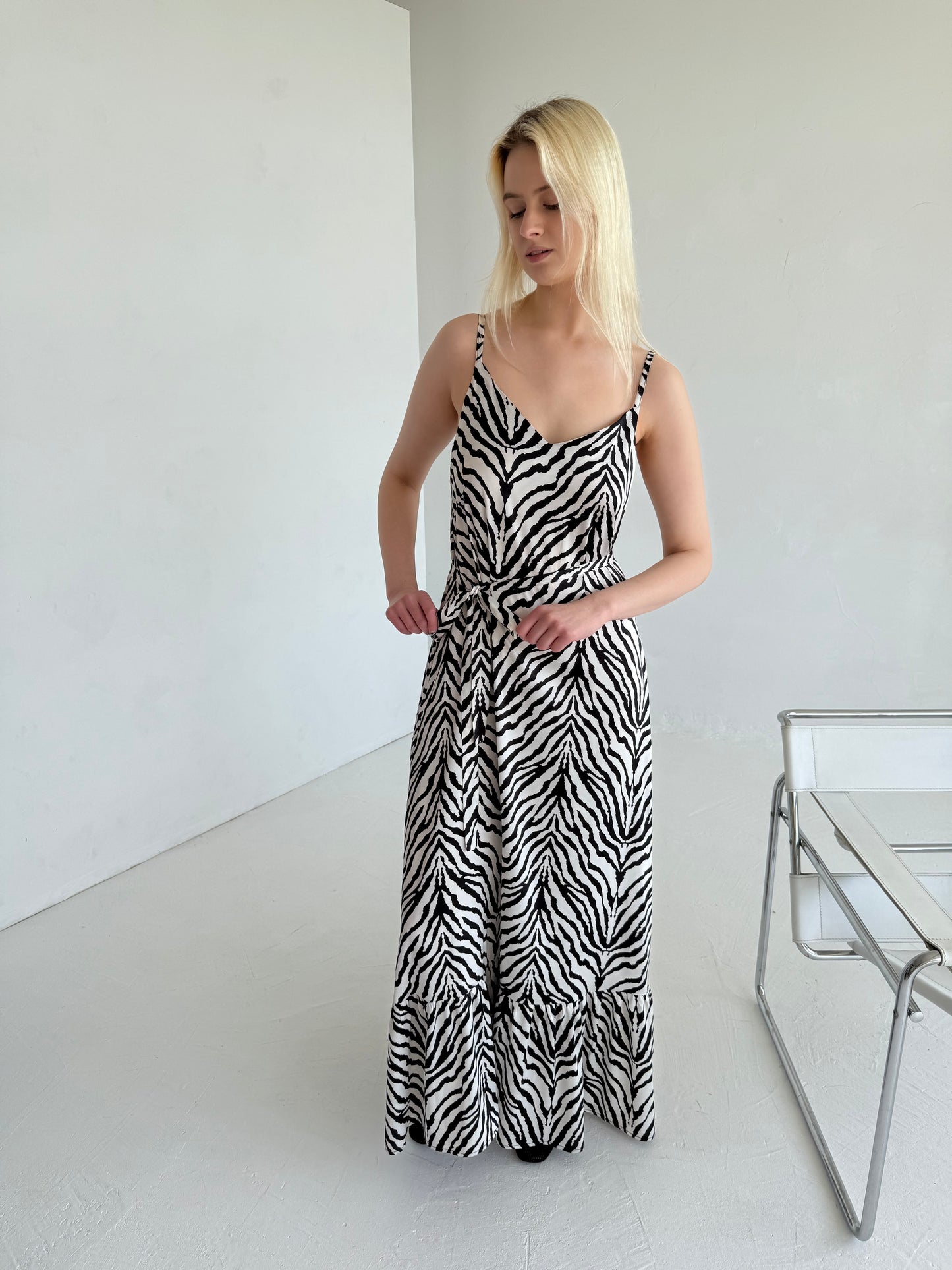 SU VOLANU ilga suknelė ant petnešėlių. Zebras
