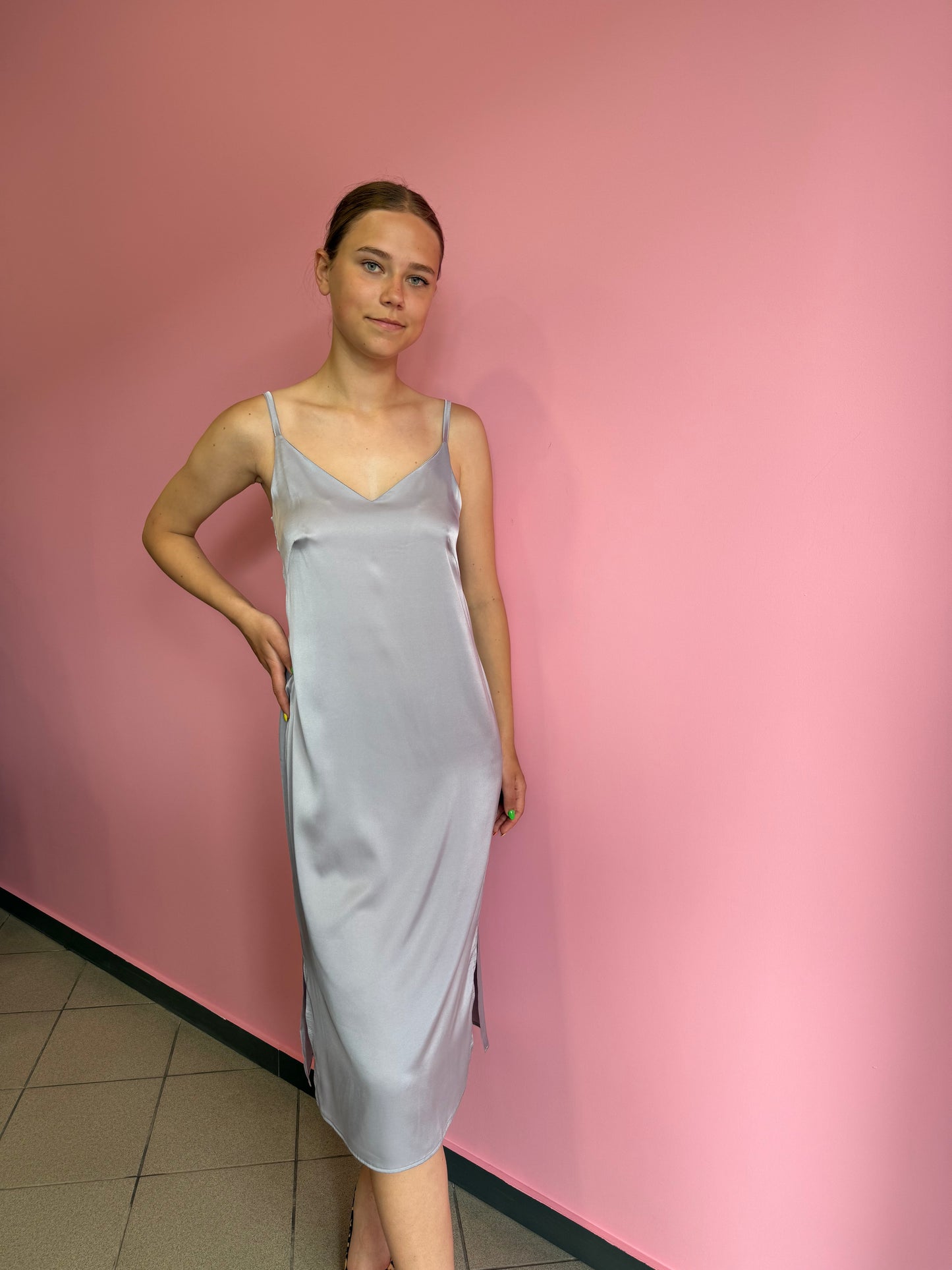 SLIP suknelė ant petnešėlių. Šviešiai pilka