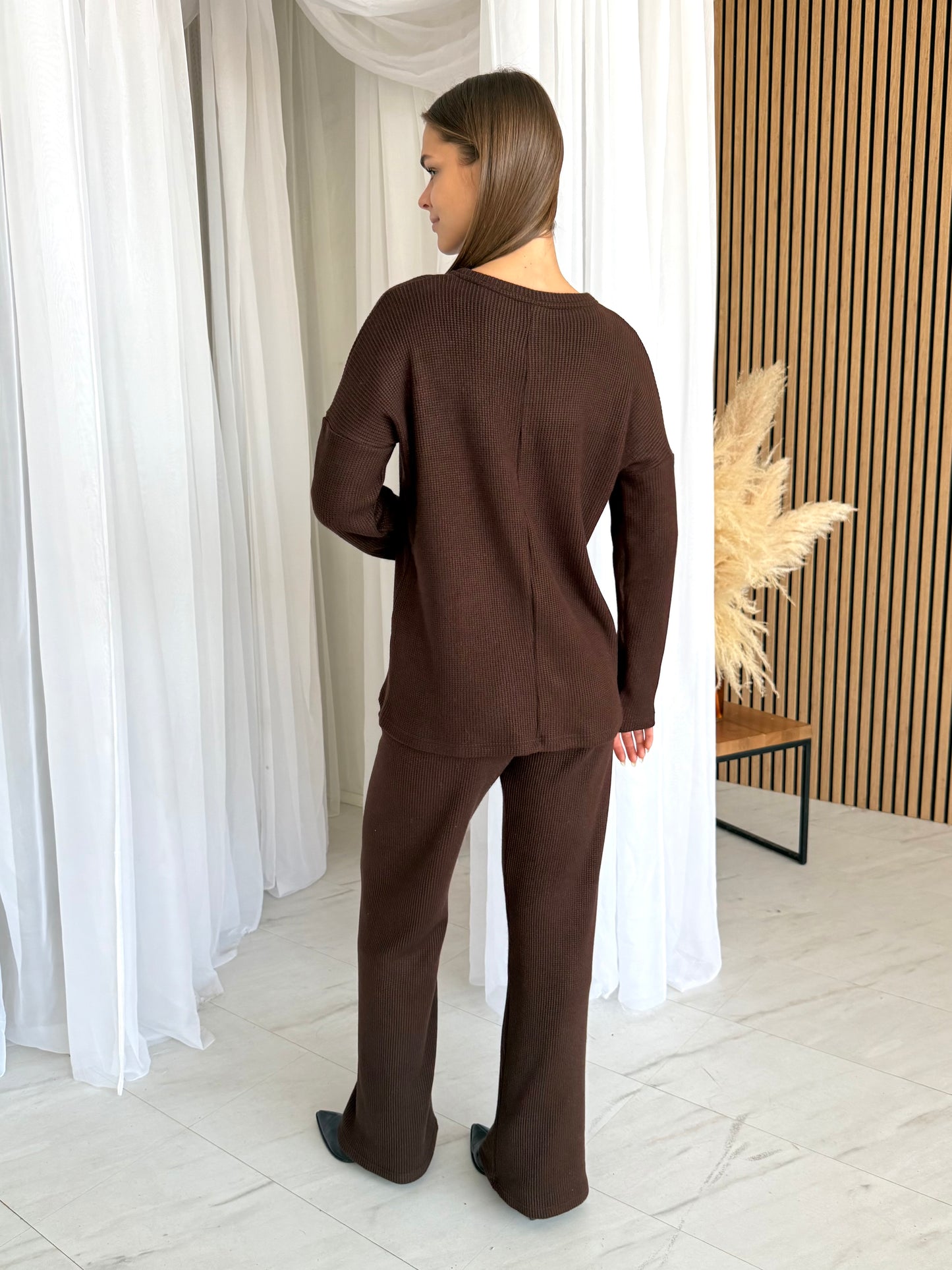 Megzto trikotažo laisvalaikio kostiumėlis. Šokoladas