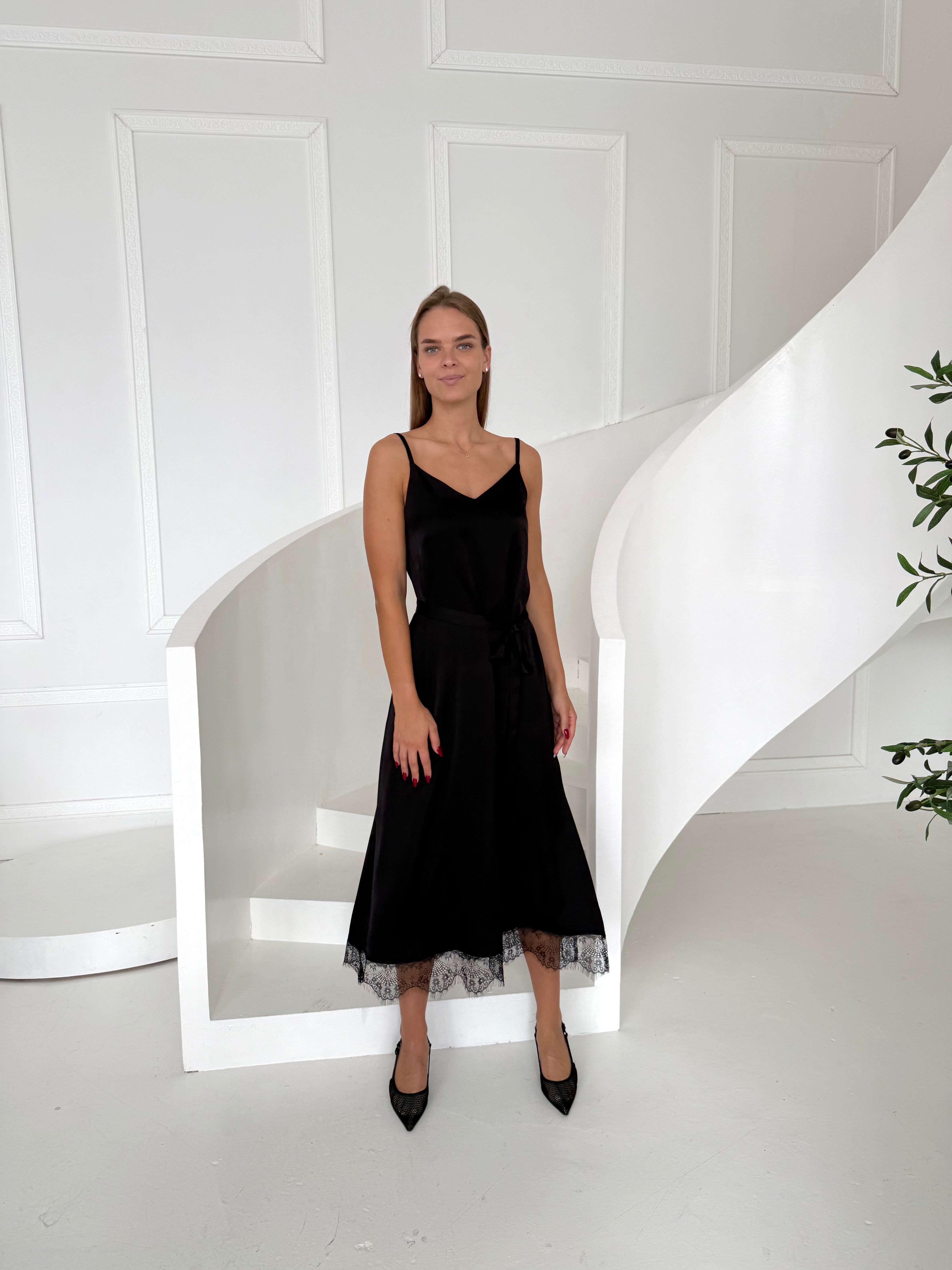PRABANGI SUKNELĖ "SLIP NEW" SU GIPIŪRU JUODA