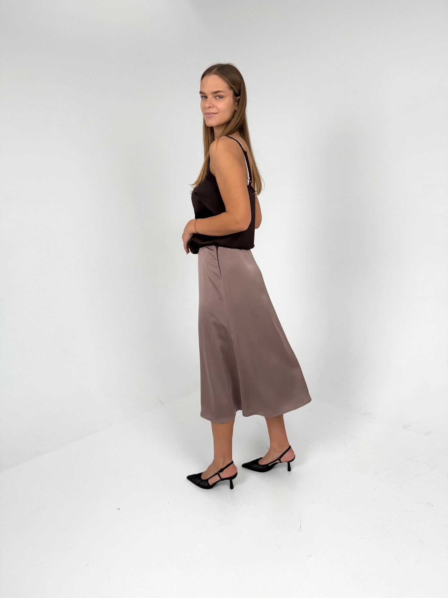 Varpelio formos sijonas. Kapučino