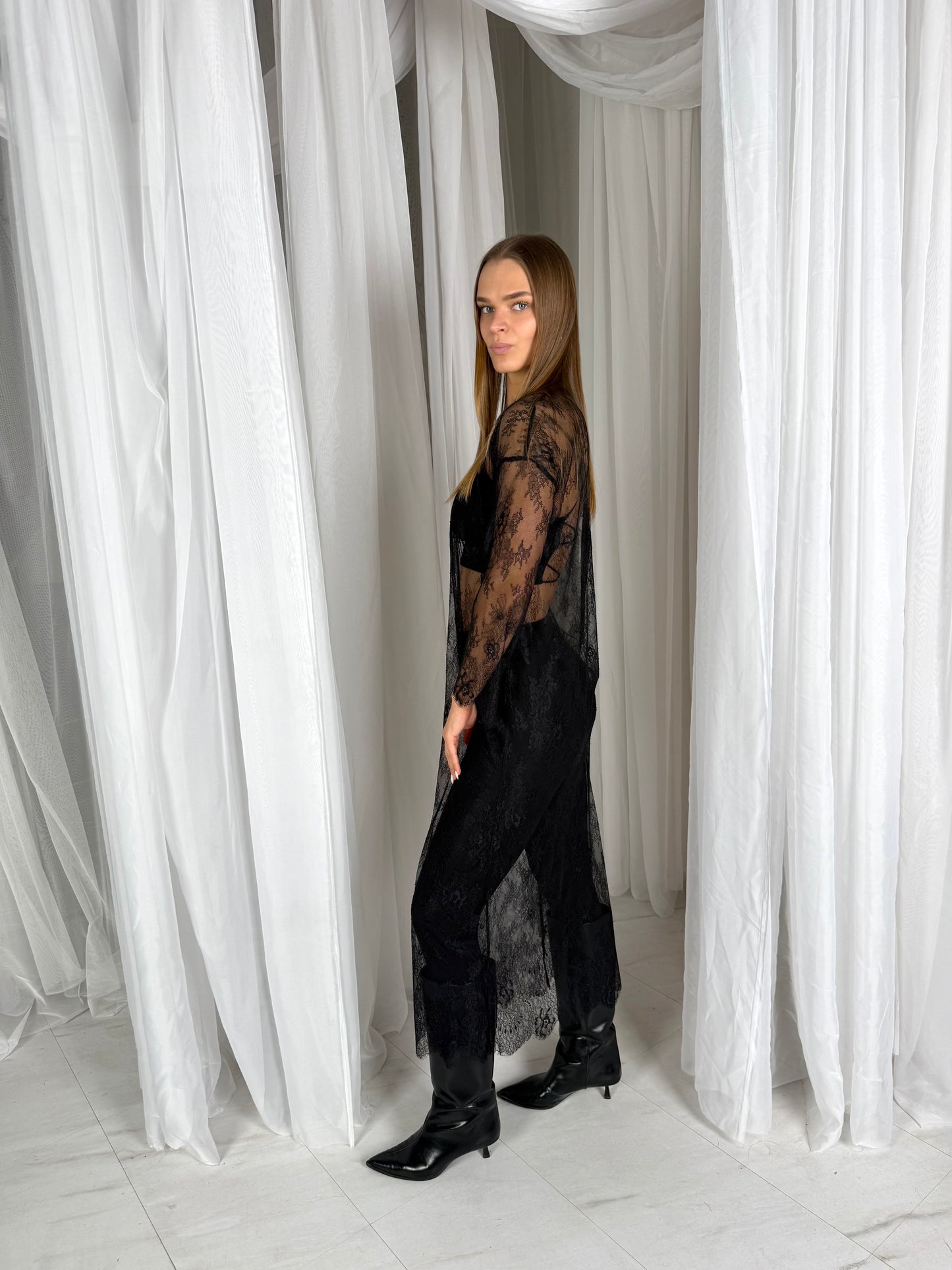 GIPIŪRO suknelė. Juoda